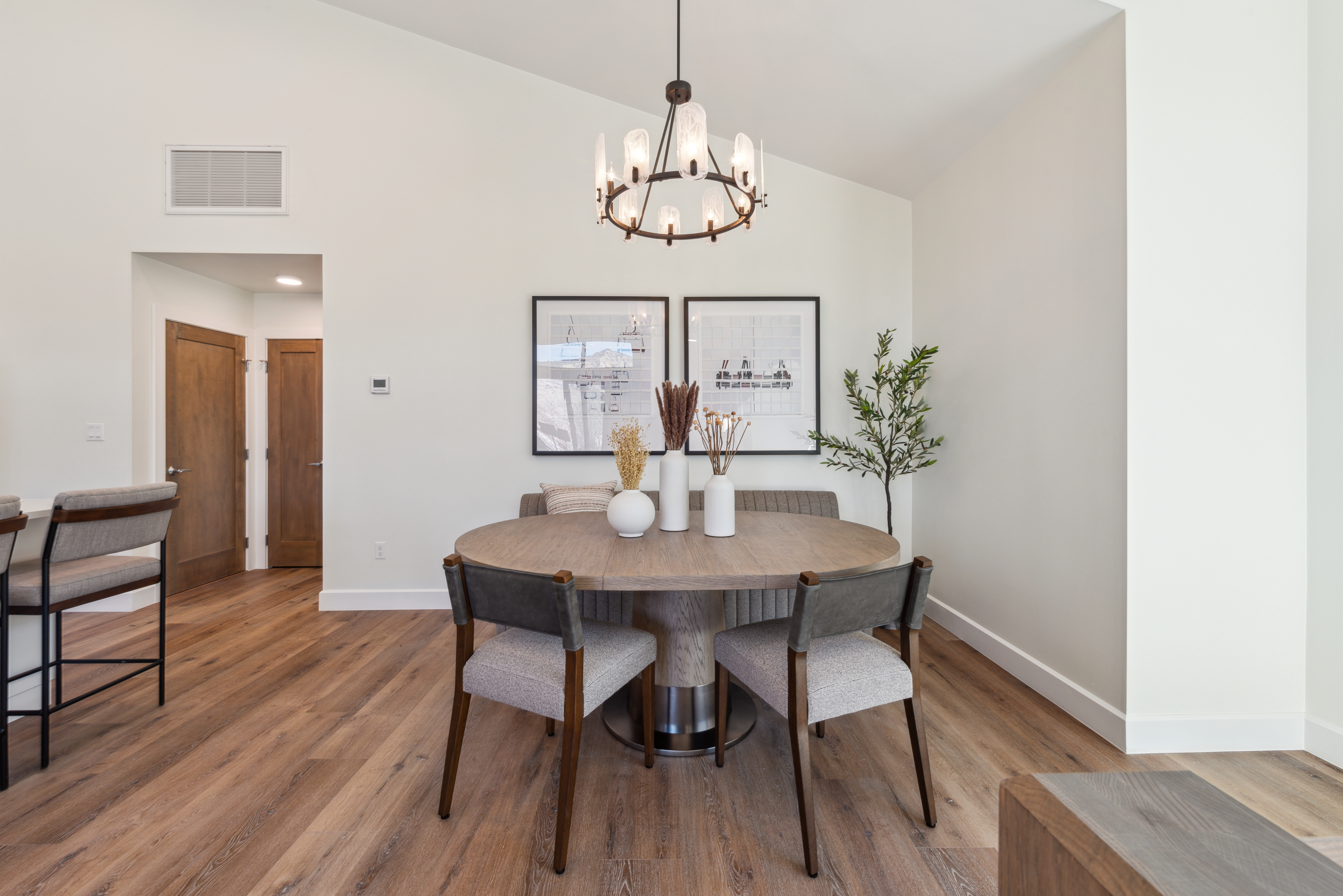  Third Floor Residence Unit with Vaulted Ceilings - 物件實景