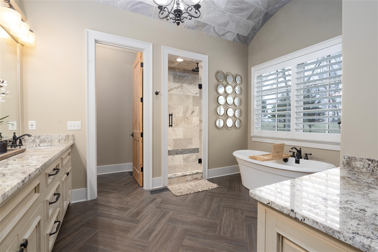 Bowling Green, Kentucky, 42103, United States, 5 Bedrooms Bedrooms, ,5 BathroomsBathrooms,Residential,For Sale,1986458