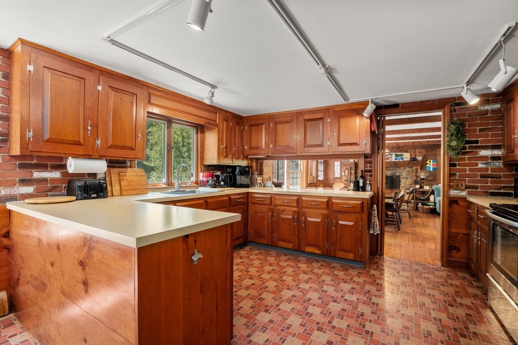 Holland, Massachusetts, 01521, United States, 7 Bedrooms Bedrooms, ,6 BathroomsBathrooms,Residential,For Sale,1941756