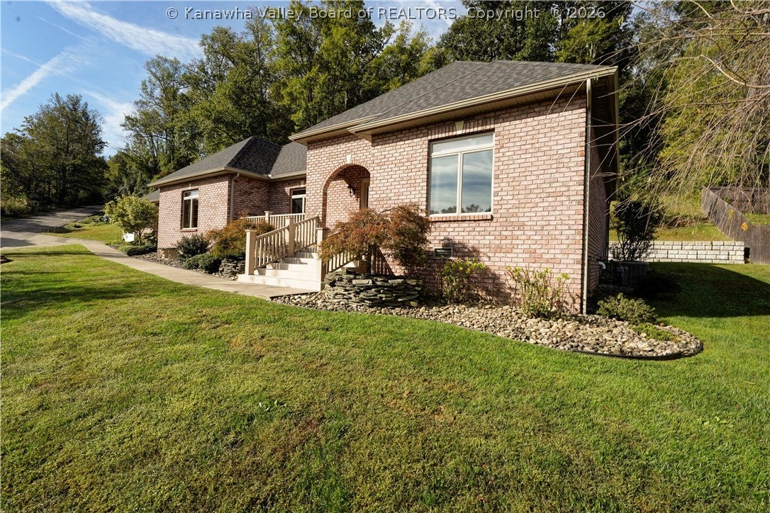 Richland Dr, Hurricane, WV 25526