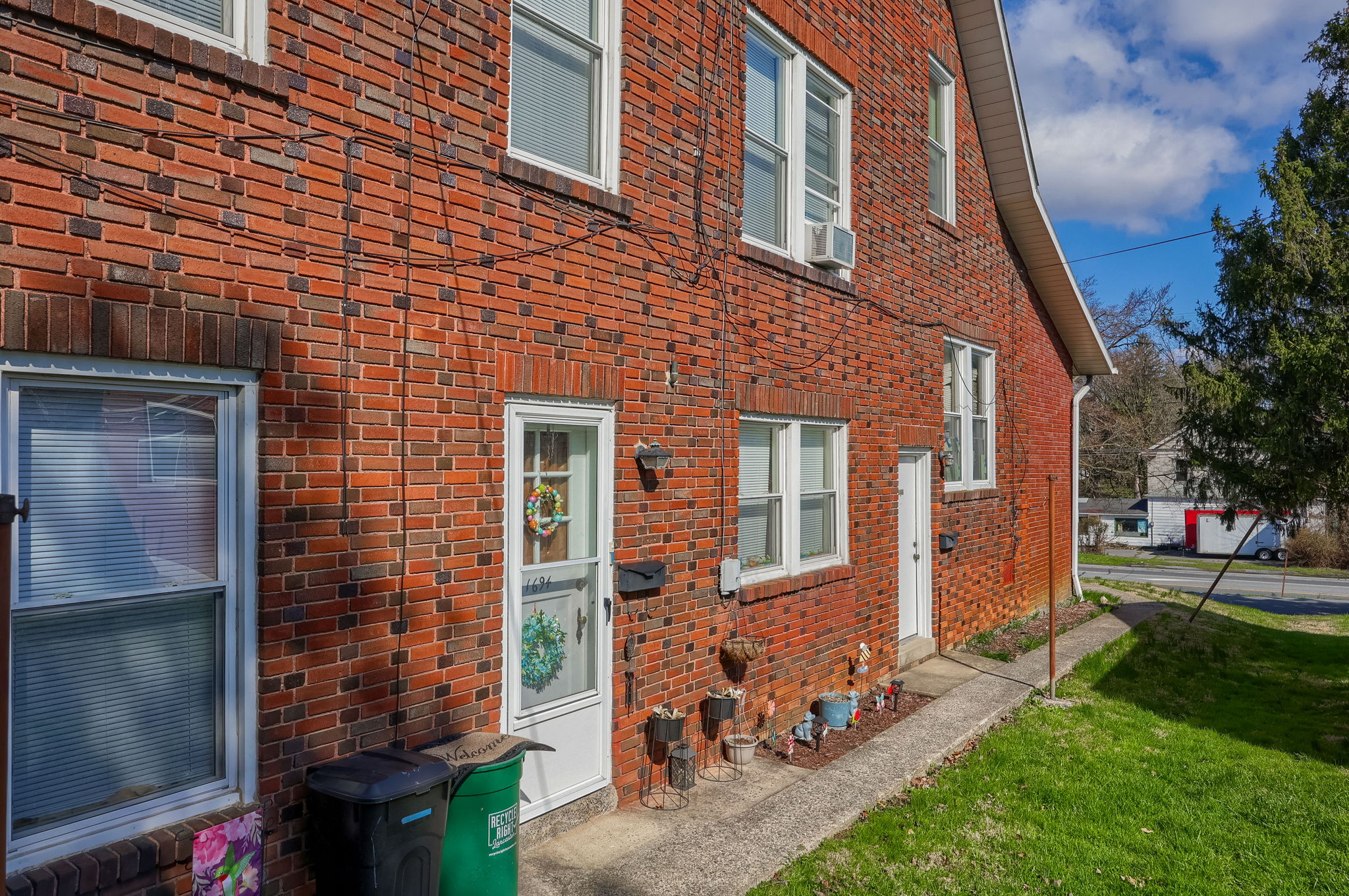  1694,1696,1698 Columbia Ave - 物件實景