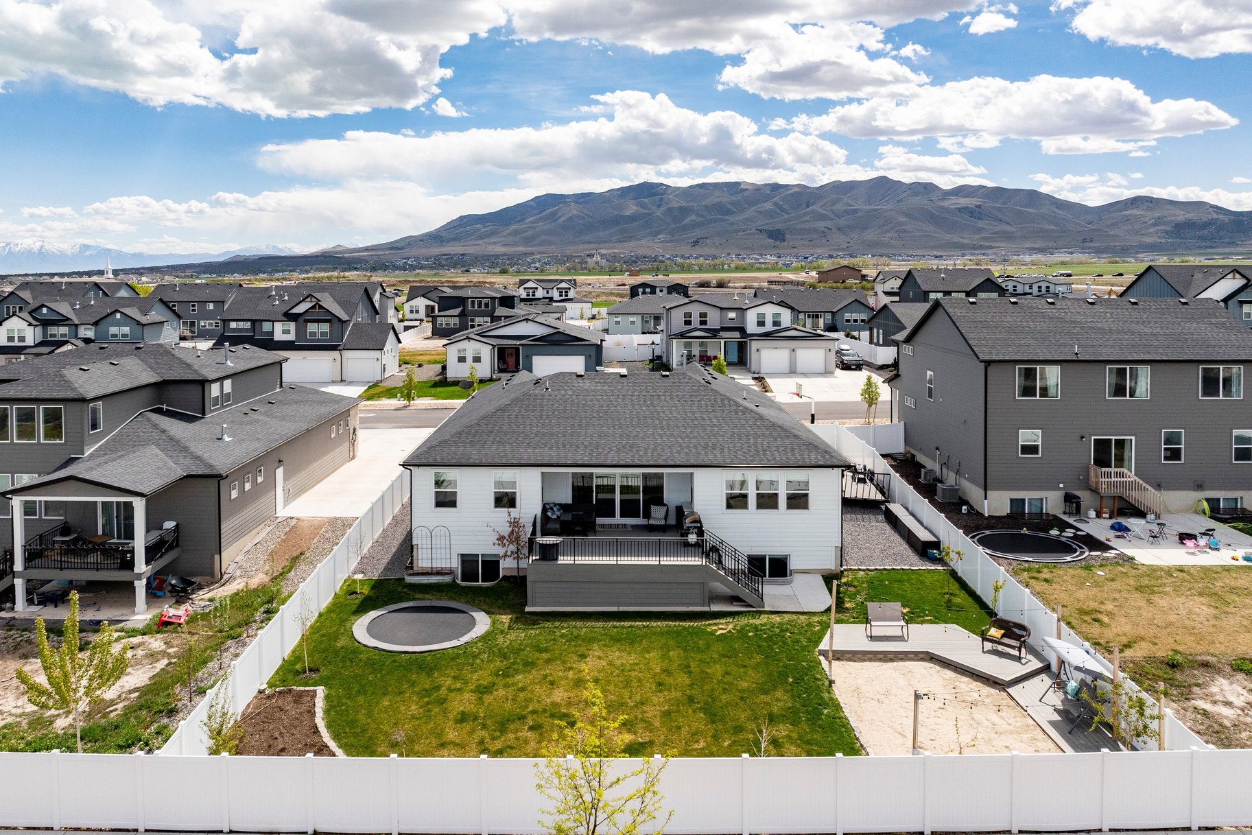  Spacious rambler with ADU. Open design and backyard made for living. - 物件實景