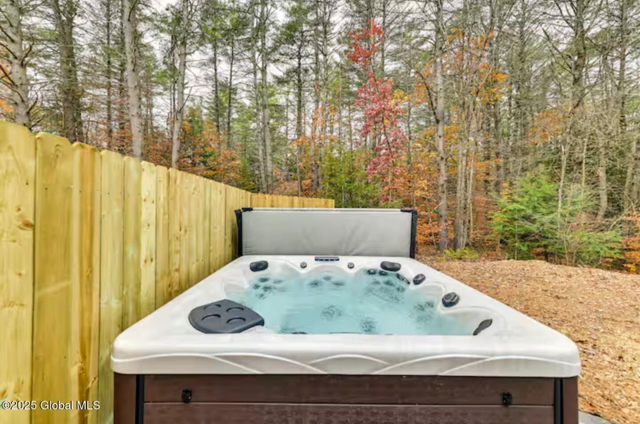 Gloversville, New York, 12078, United States, 2 Bedrooms Bedrooms, ,1 BathroomBathrooms,Residential,For Sale,1876319