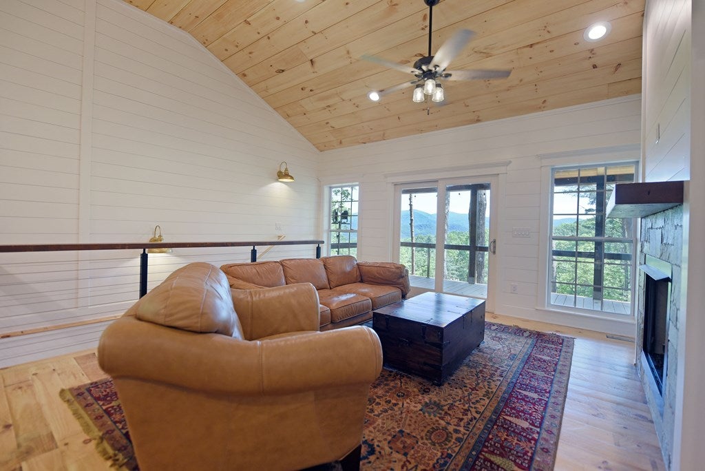 Blue Ridge, Georgia, 30513, United States, 2 Bedrooms Bedrooms, ,2 BathroomsBathrooms,Residential,For Sale,1805607