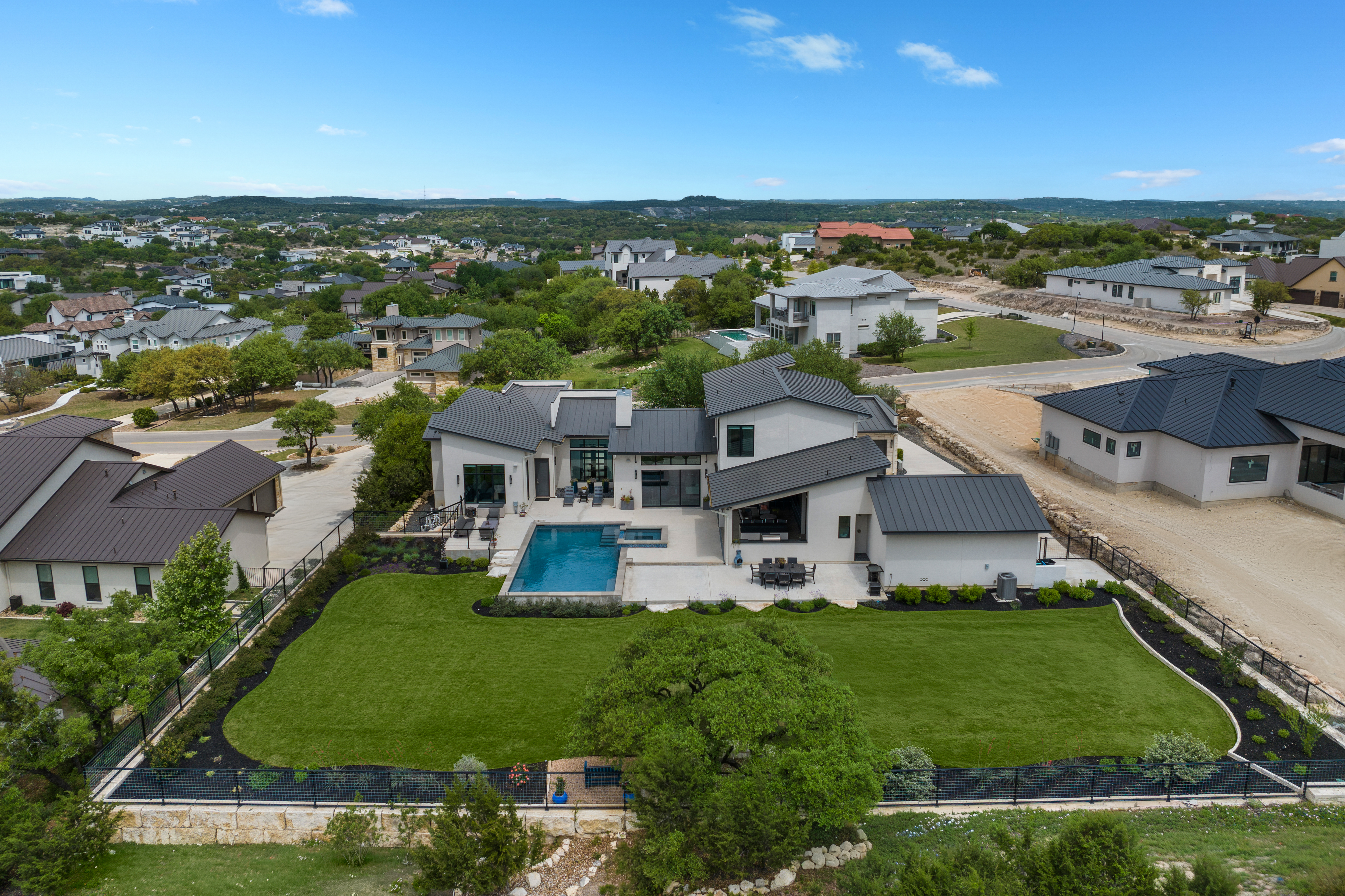  Custom Contemporary with Designer Finishes - 物件實景