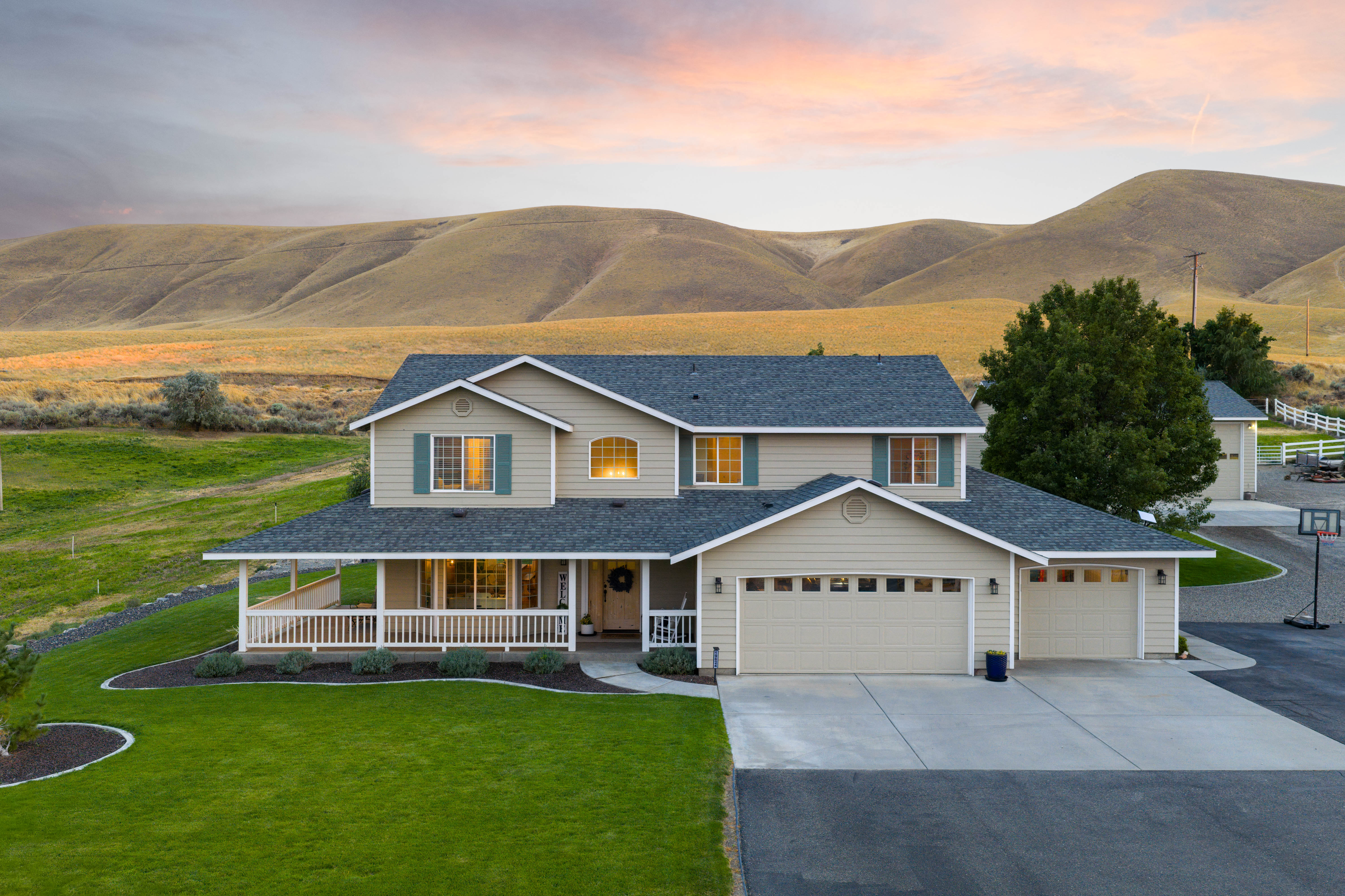  5.4 Acres, Barn, Shop, Pool and Views - 物件實景