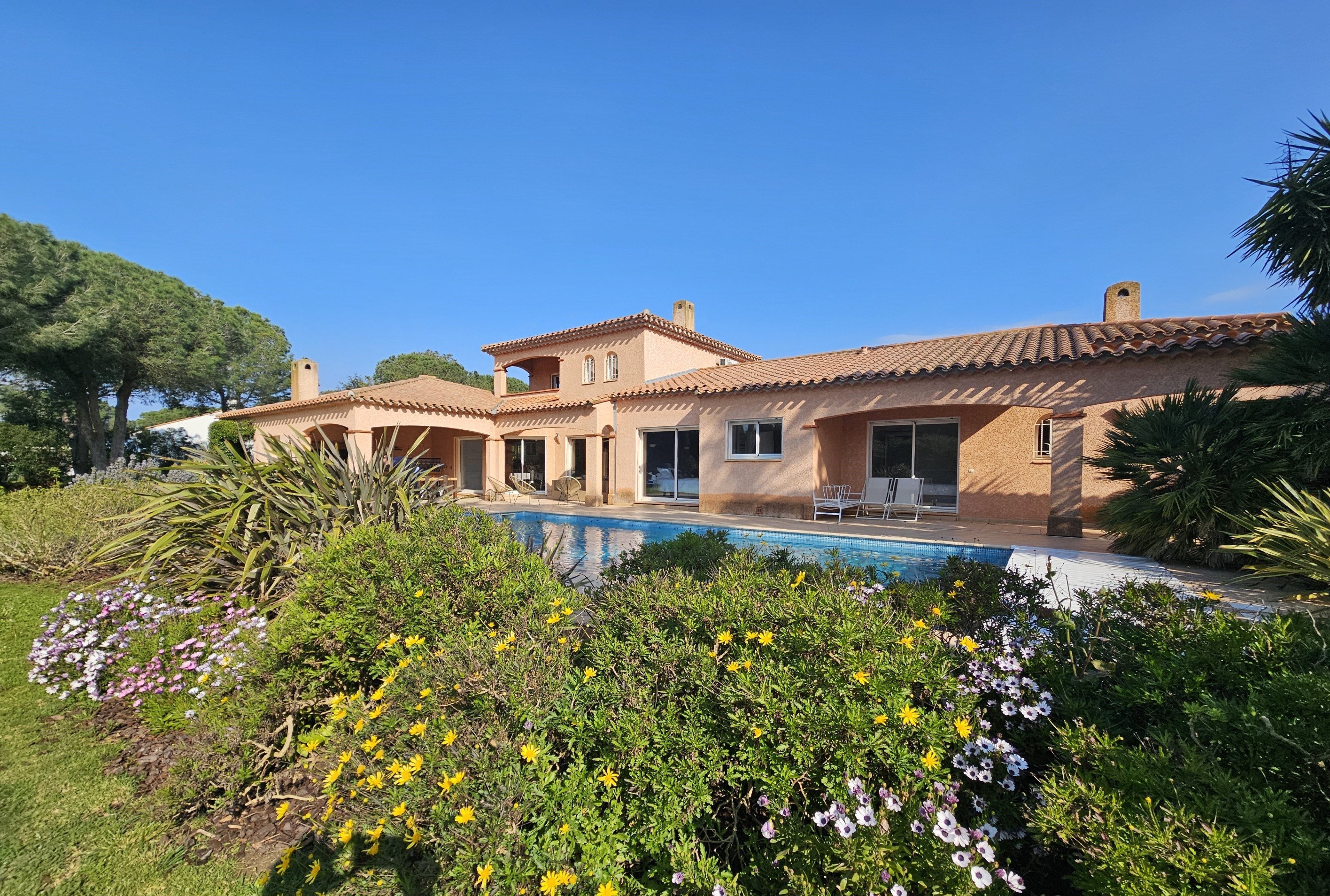  Elegant Single-Level Property on 5,000 sqm Landscaped Grounds with Pool and Com… - 物件實景