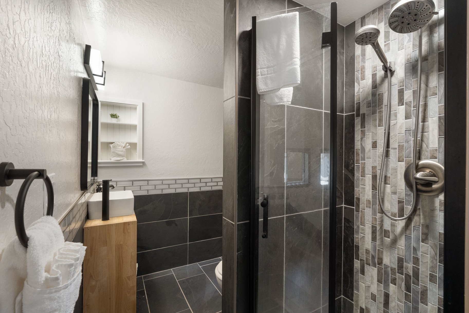  West Shore Gem - An Authentic Pineland Chalet with Detached Garage + Studio - 物件實景