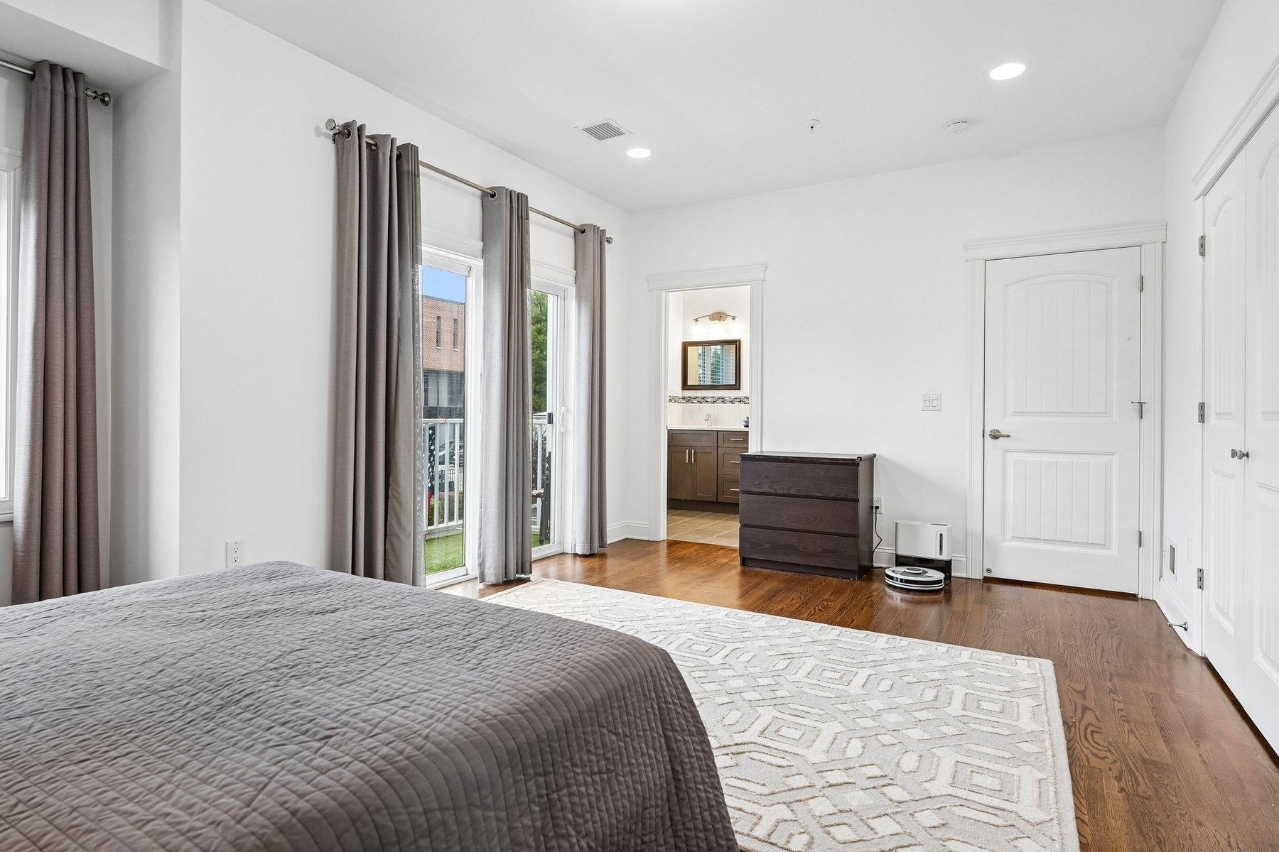  ?Steven Court Community? Meticulously Maintained Top to Bottom Townhome - 物件實景