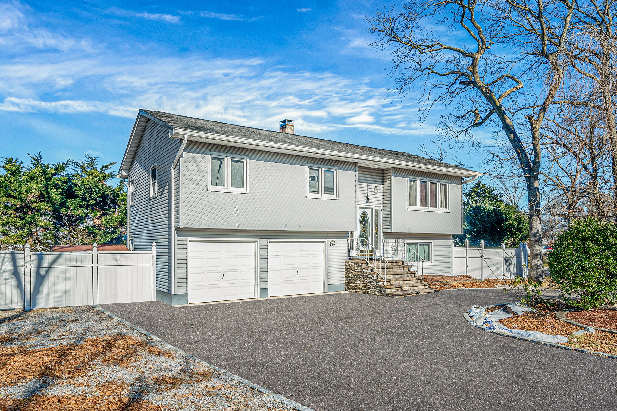 Ronkonkoma, New York, 11779, United States, 4 Bedrooms Bedrooms, ,2 BathroomsBathrooms,Residential,For Sale,2009312