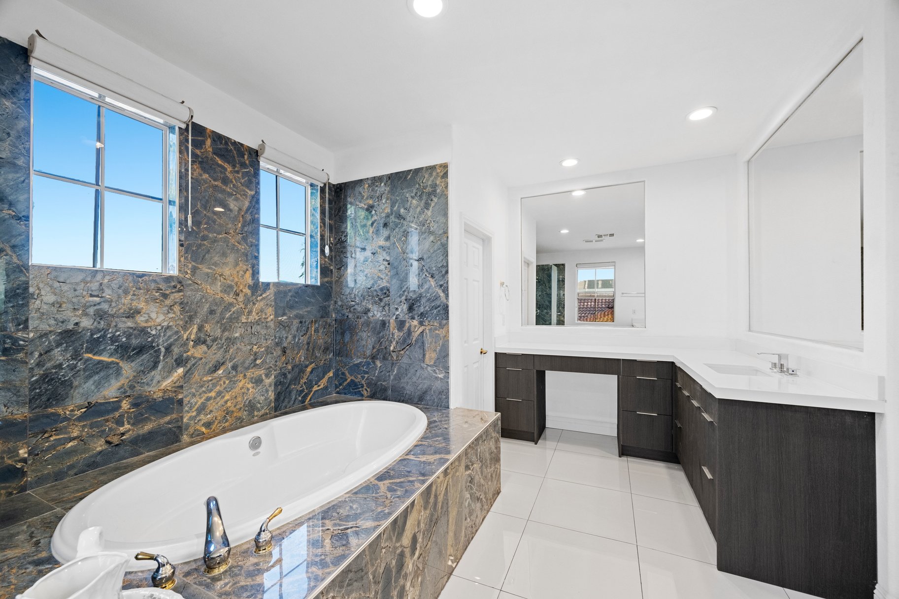 Highly Upgraded 4,000 sq ft Estate in Gated Community - 物件實景