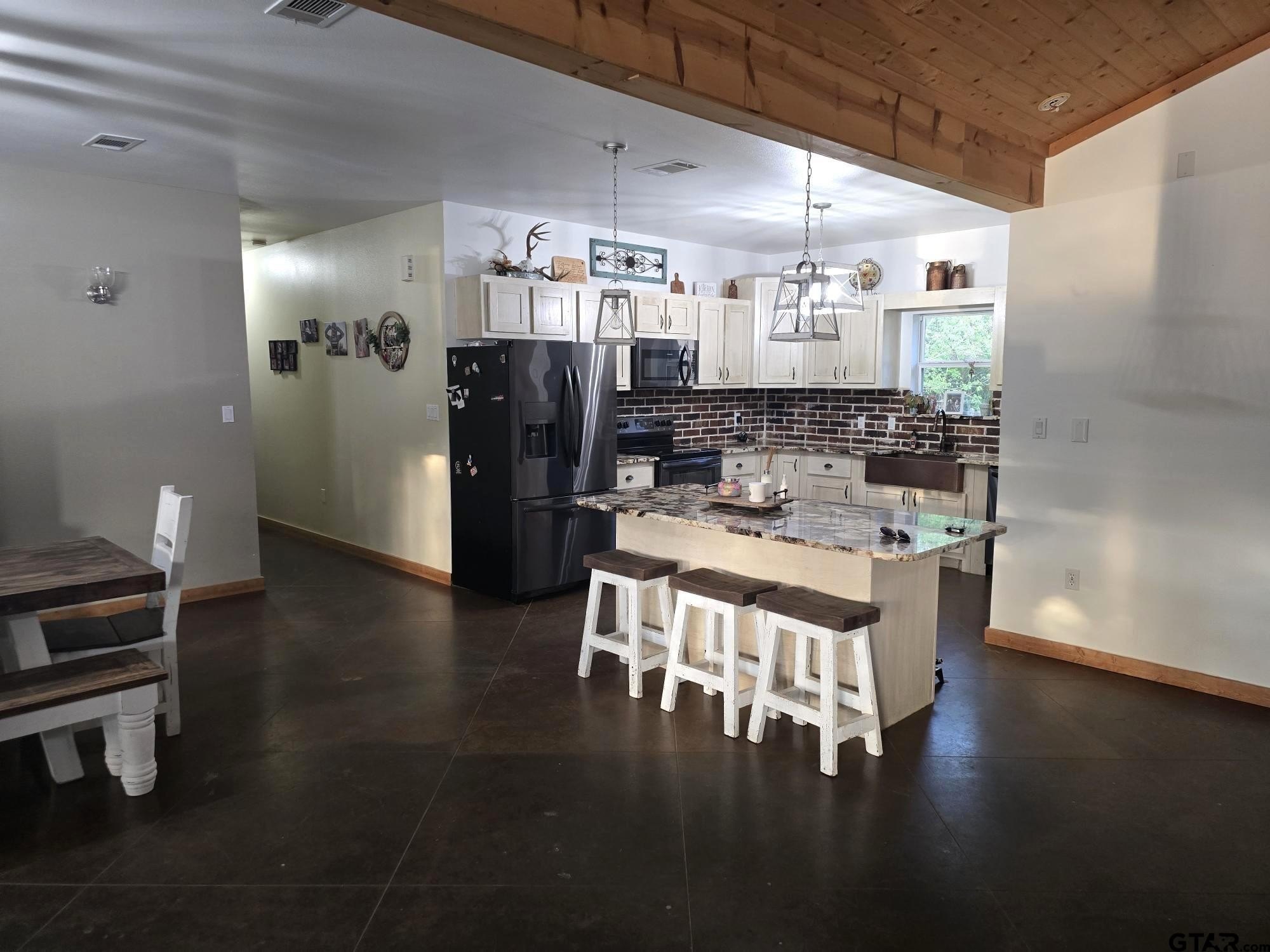 Hughes Springs, Texas, 75656, United States, 4 Bedrooms Bedrooms, ,3 BathroomsBathrooms,Residential,For Sale,1974783