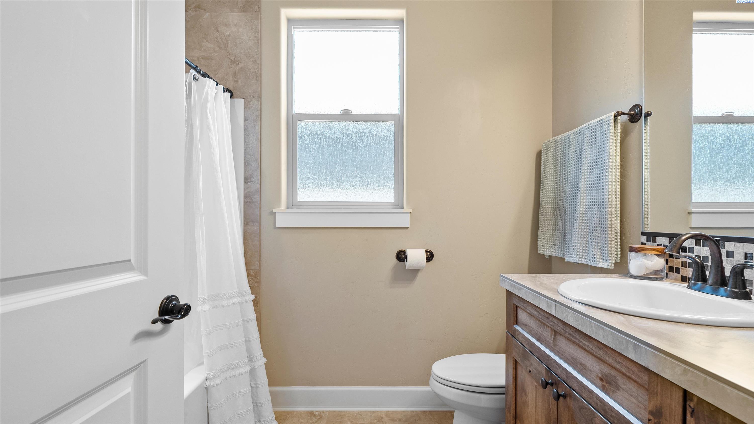 Richland, Washington, 99354, United States, 3 Bedrooms Bedrooms, ,2 BathroomsBathrooms,Residential,For Sale,1896289