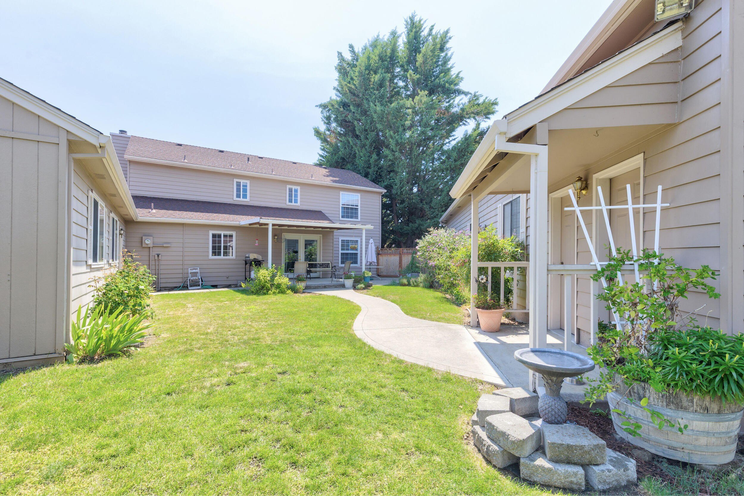 Medford, Oregon, 97504, United States, 4 Bedrooms Bedrooms, ,3 BathroomsBathrooms,Residential,For Sale,1974325