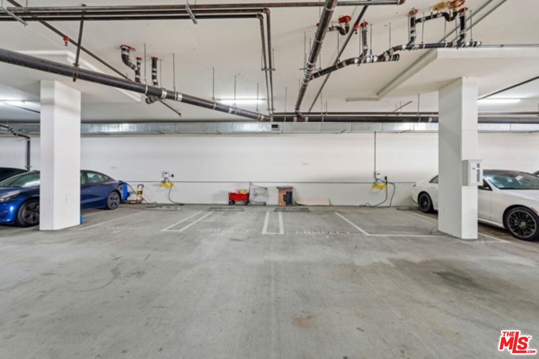 Los Angeles, California, 90010, United States, 3 Bedrooms Bedrooms, ,3 BathroomsBathrooms,Residential,For Sale,1997463