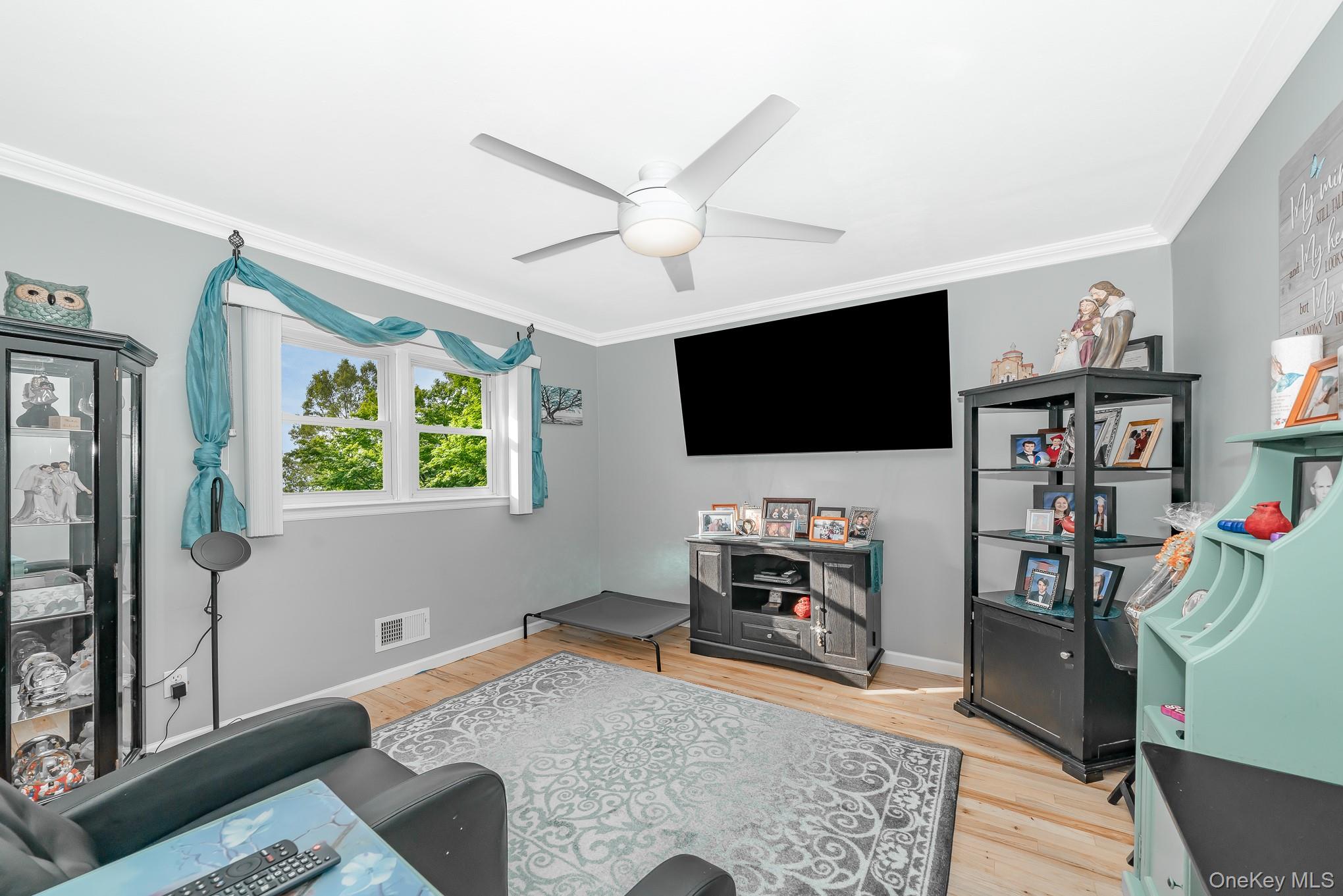 Bay Shore, New York, 11706, United States, 3 Bedrooms Bedrooms, ,1 BathroomBathrooms,Residential,For Sale,1980565