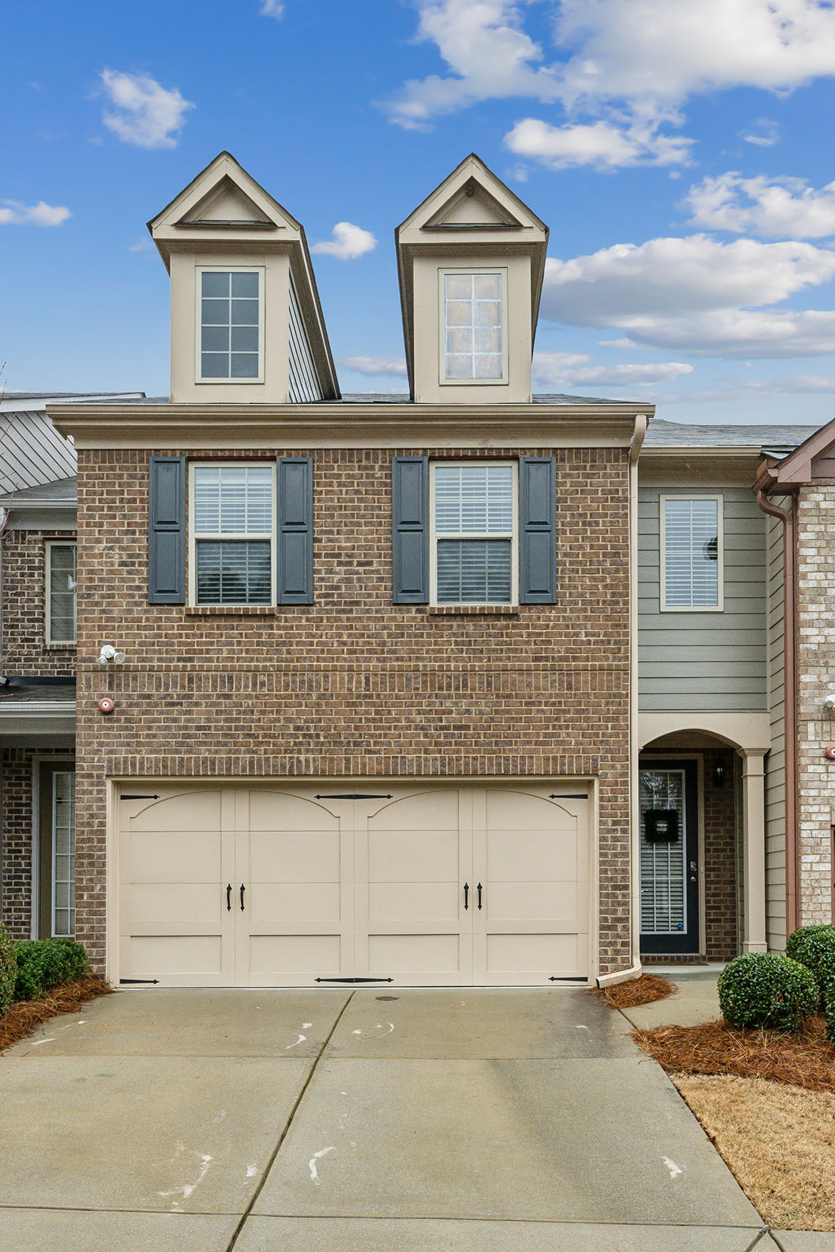  Welcome to this Beautifully Maintained Two-Story Townhome - 物件實景