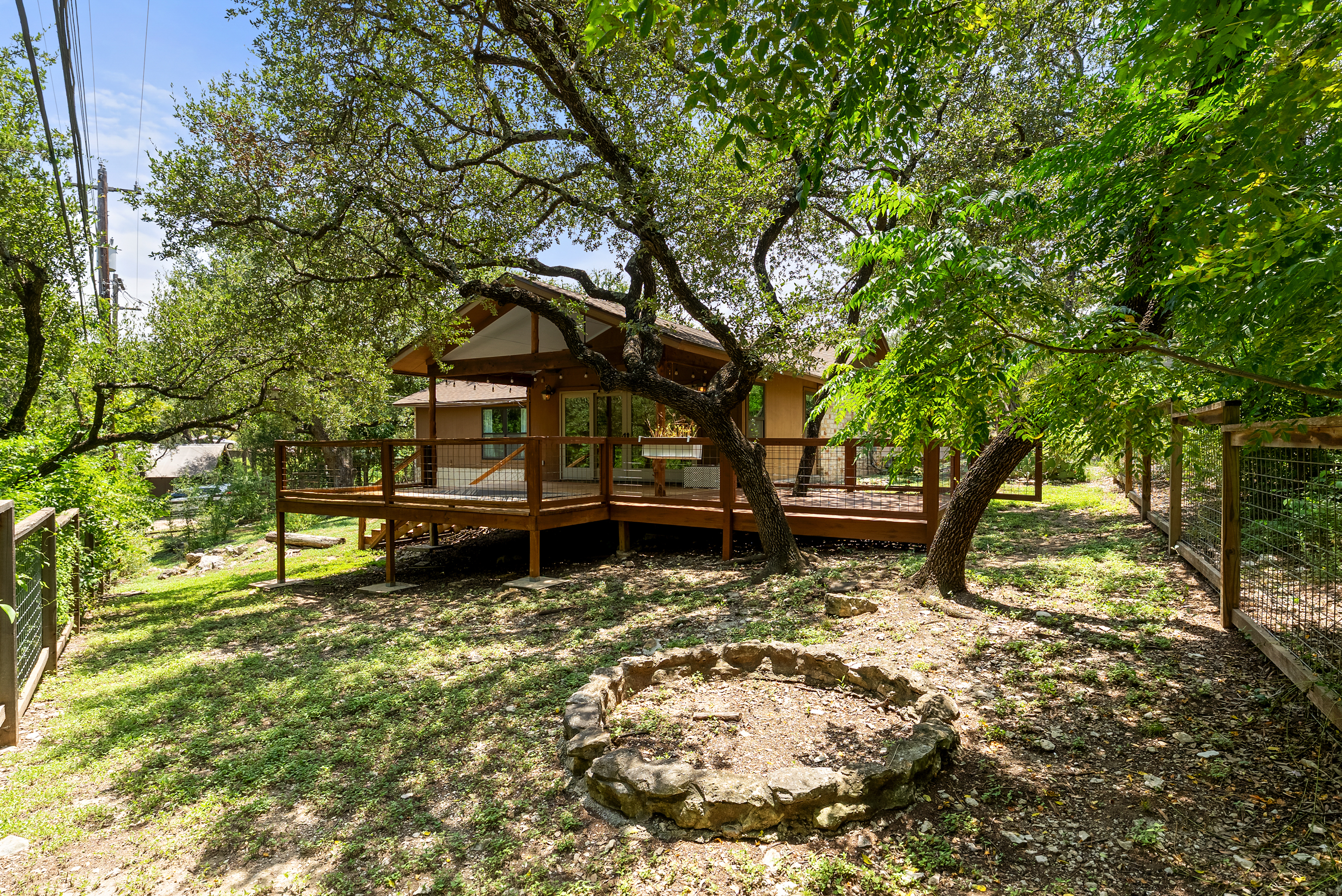  Thoughtfully Updated. Wonderfully Private. Move-In Ready - 物件實景