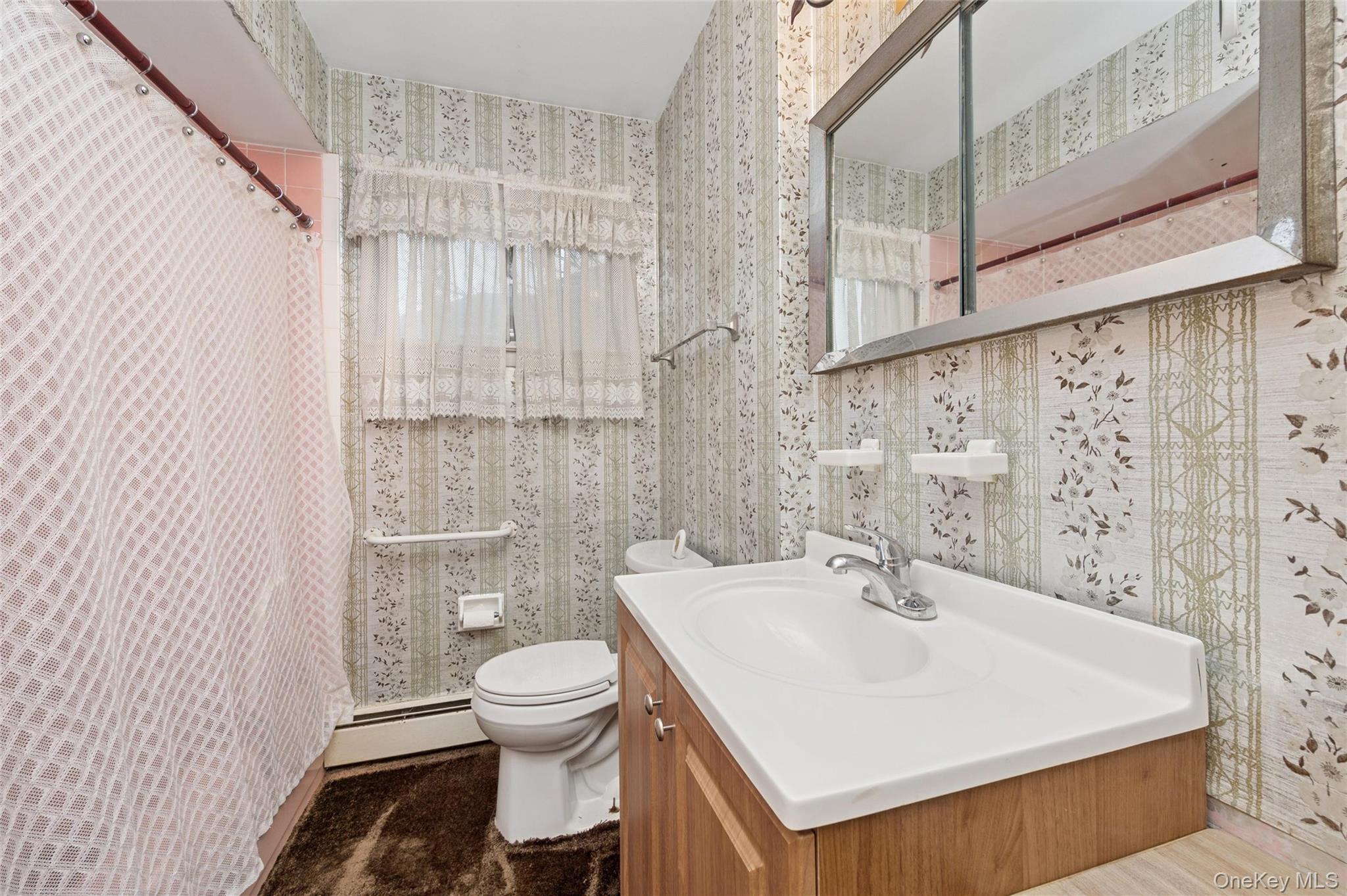 Hicksville, New York, 11801, United States, 4 Bedrooms Bedrooms, ,2 BathroomsBathrooms,Residential,For Sale,1990938