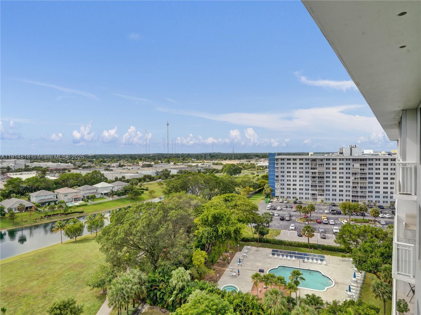 Hollywood, Florida, 33021, United States, 2 Bedrooms Bedrooms, ,3 BathroomsBathrooms,Residential,For Sale,1997464