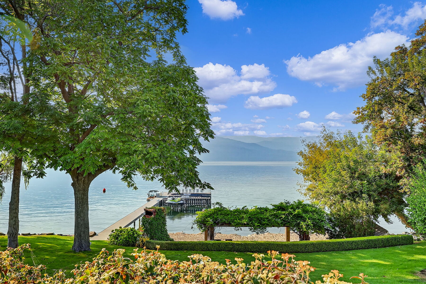  Distinguished Lakefront Estate - 物件實景