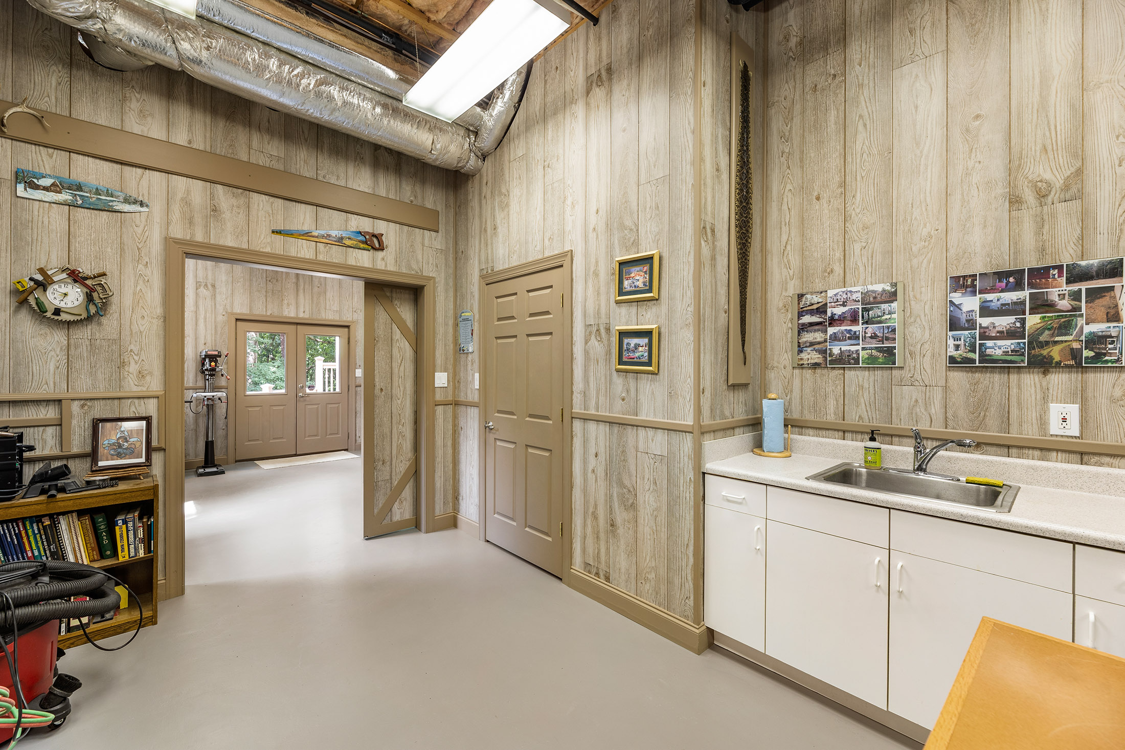  Tucked Among Mature Hardwoods on a Private 1.25+/- Acre River Lot - 物件實景