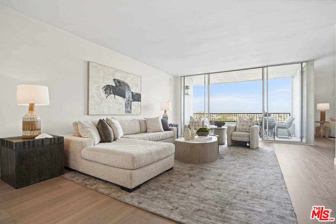 West Hollywood, California, 90069, United States, 2 Bedrooms Bedrooms, ,2 BathroomsBathrooms,Residential,For Sale,1910905