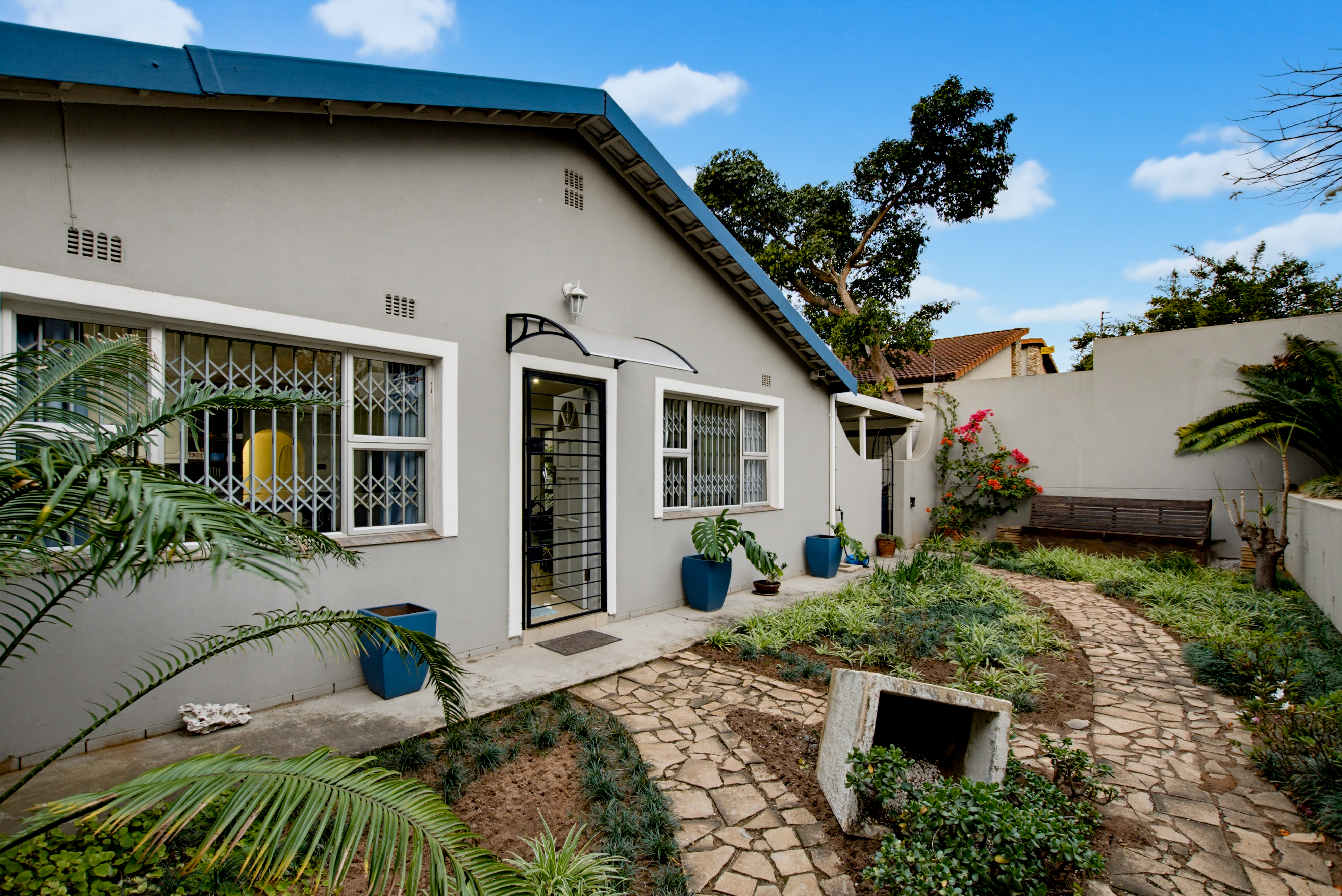  Spacious 5 Bedroom Split-Level Family Home with Pool - 物件實景