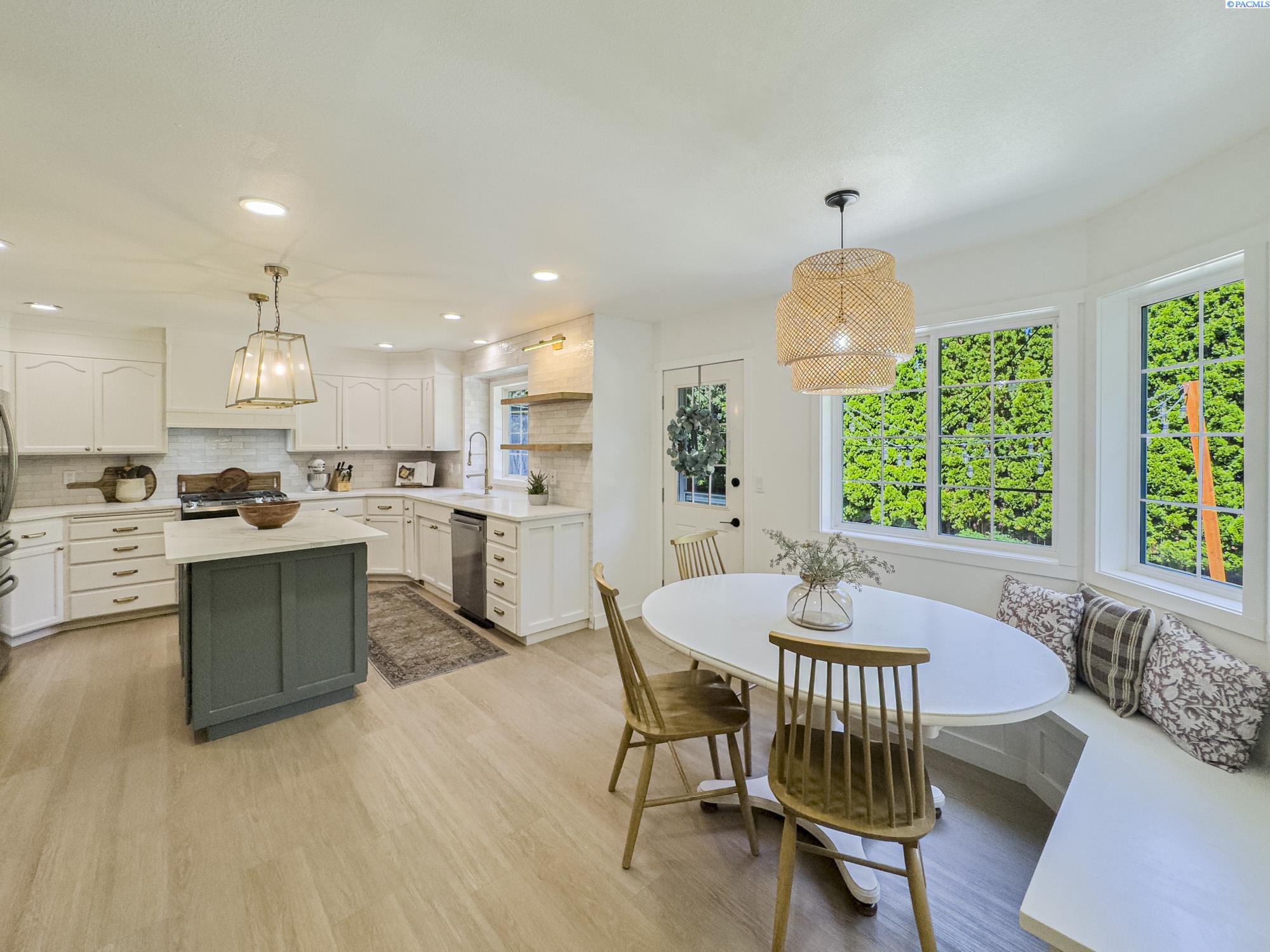 Richland, Washington, 99352, United States, 5 Bedrooms Bedrooms, ,4 BathroomsBathrooms,Residential,For Sale,1927234