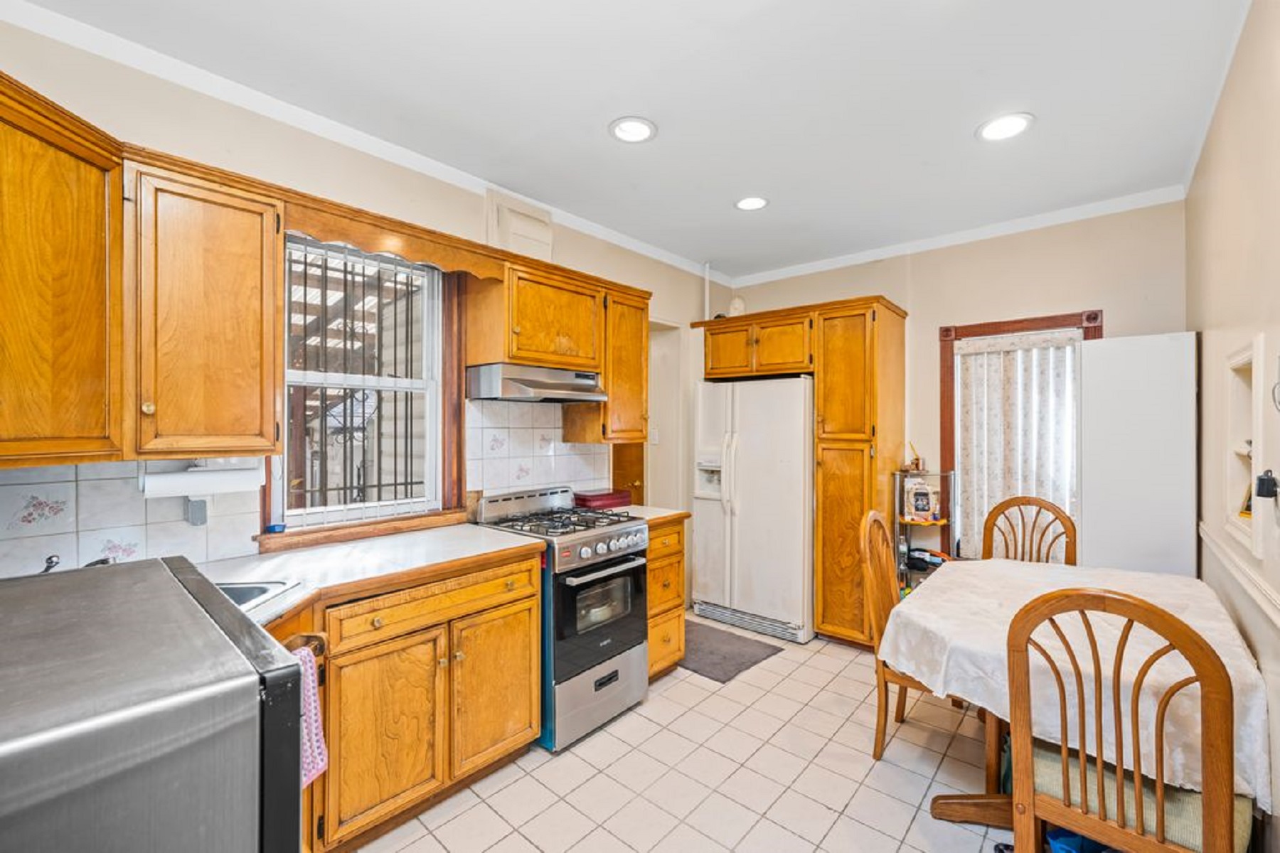  1569 East 45th Street - 物件實景