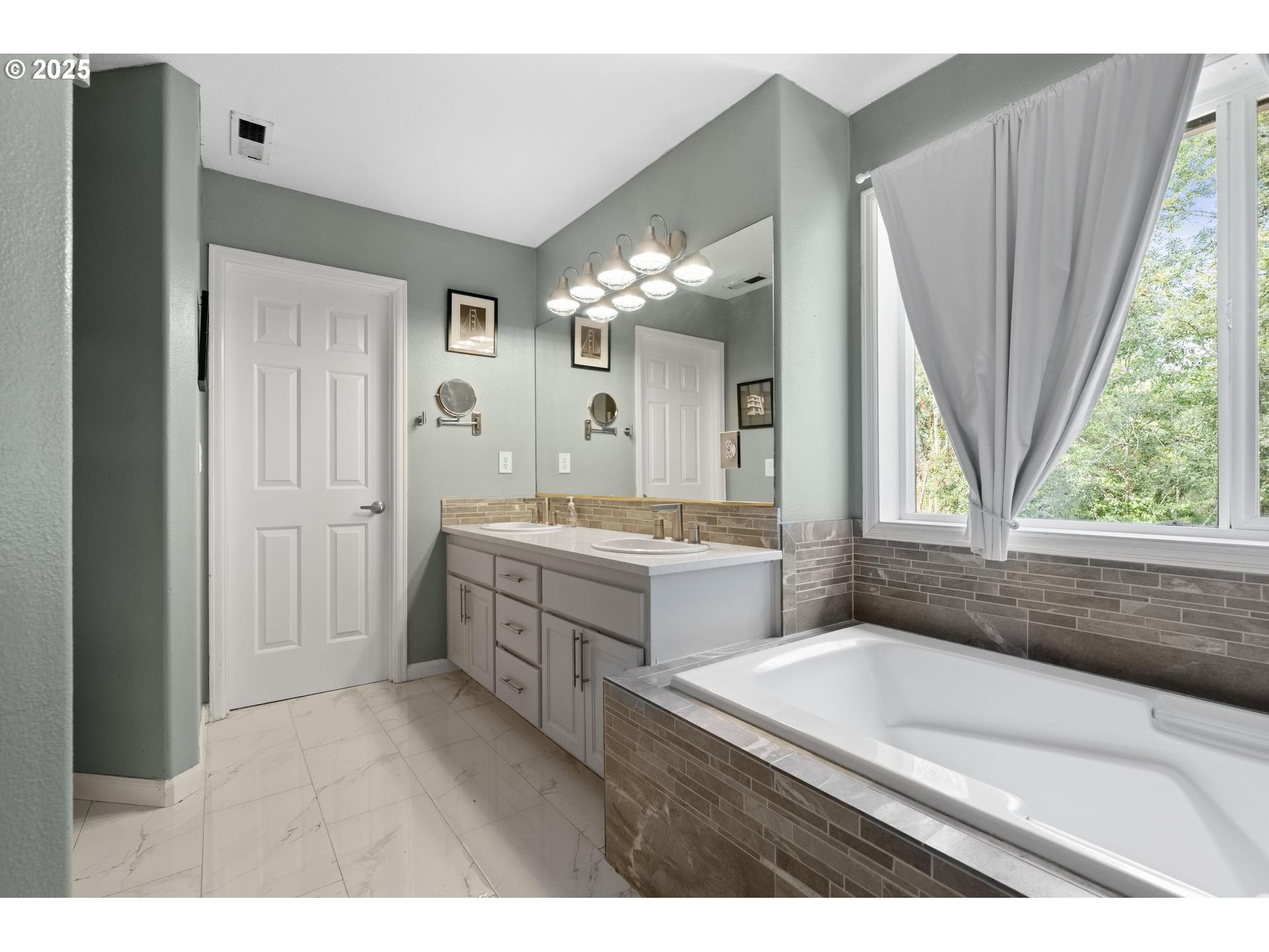 Portland, Oregon, 97219, United States, 4 Bedrooms Bedrooms, ,2 BathroomsBathrooms,Residential,For Sale,1917985