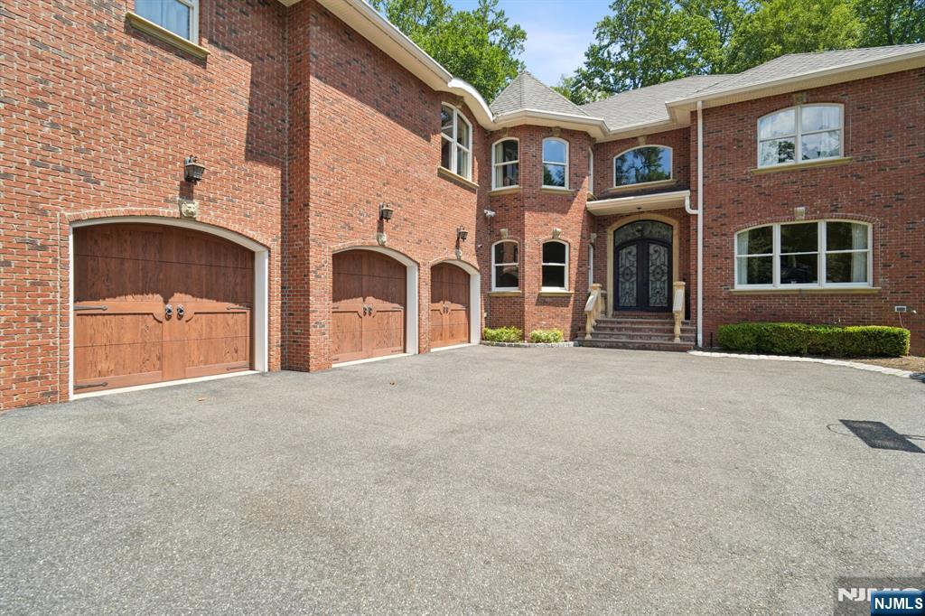 Oakland, New Jersey, 07436, United States, 5 Bedrooms Bedrooms, ,5 BathroomsBathrooms,Residential,For Sale,1907323