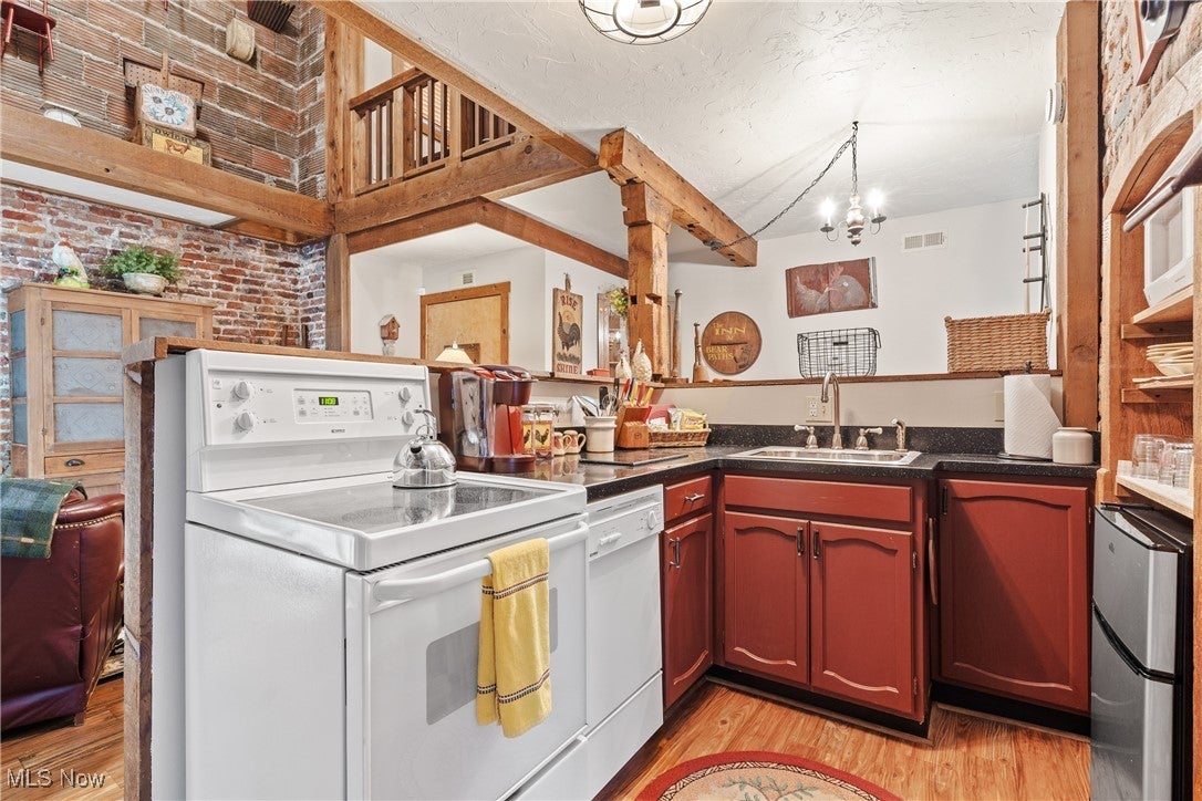 Cleveland, Ohio, 44113, United States, 3 Bedrooms Bedrooms, ,4 BathroomsBathrooms,Residential,For Sale,1984065