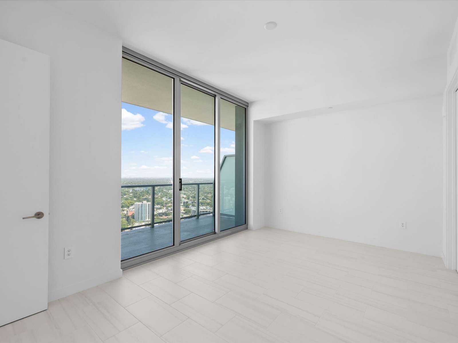 ST Petersburg, Florida, 33701, United States, 2 Bedrooms Bedrooms, ,3 BathroomsBathrooms,Residential,For Sale,2049072