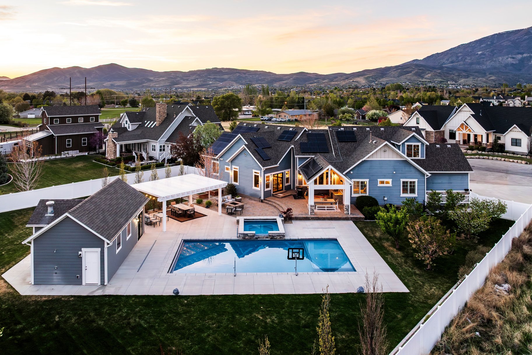  Beautiful Craftsman Rambler With Basement Apartment, Sports Pool and Pool House - 物件實景