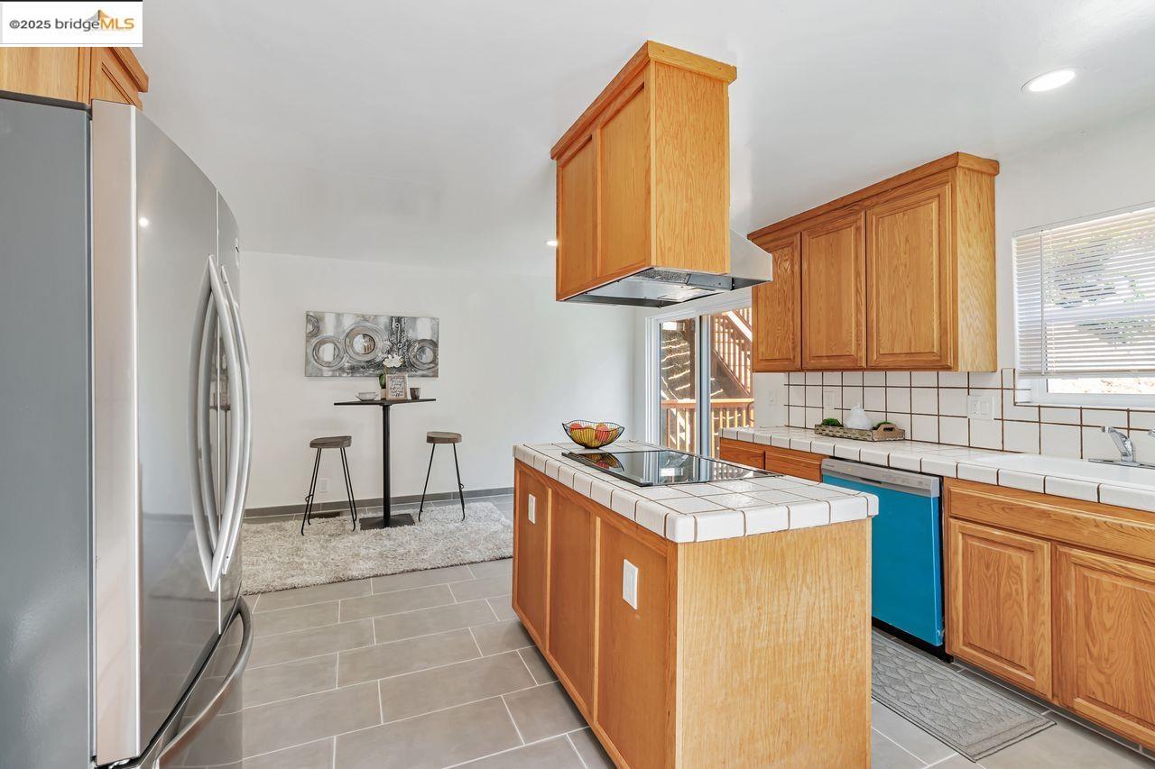 Oakland, California, 94611, United States, 4 Bedrooms Bedrooms, ,2 BathroomsBathrooms,Residential,For Sale,1906699