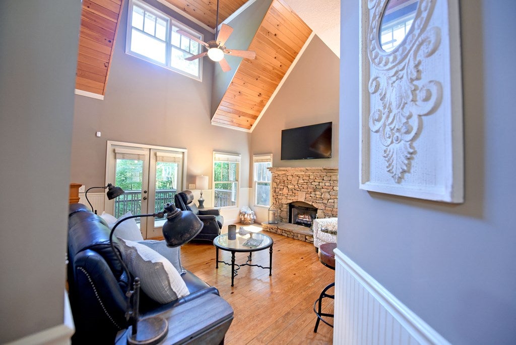 Hiawassee, Georgia, 30546, United States, 3 Bedrooms Bedrooms, ,4 BathroomsBathrooms,Residential,For Sale,1877027
