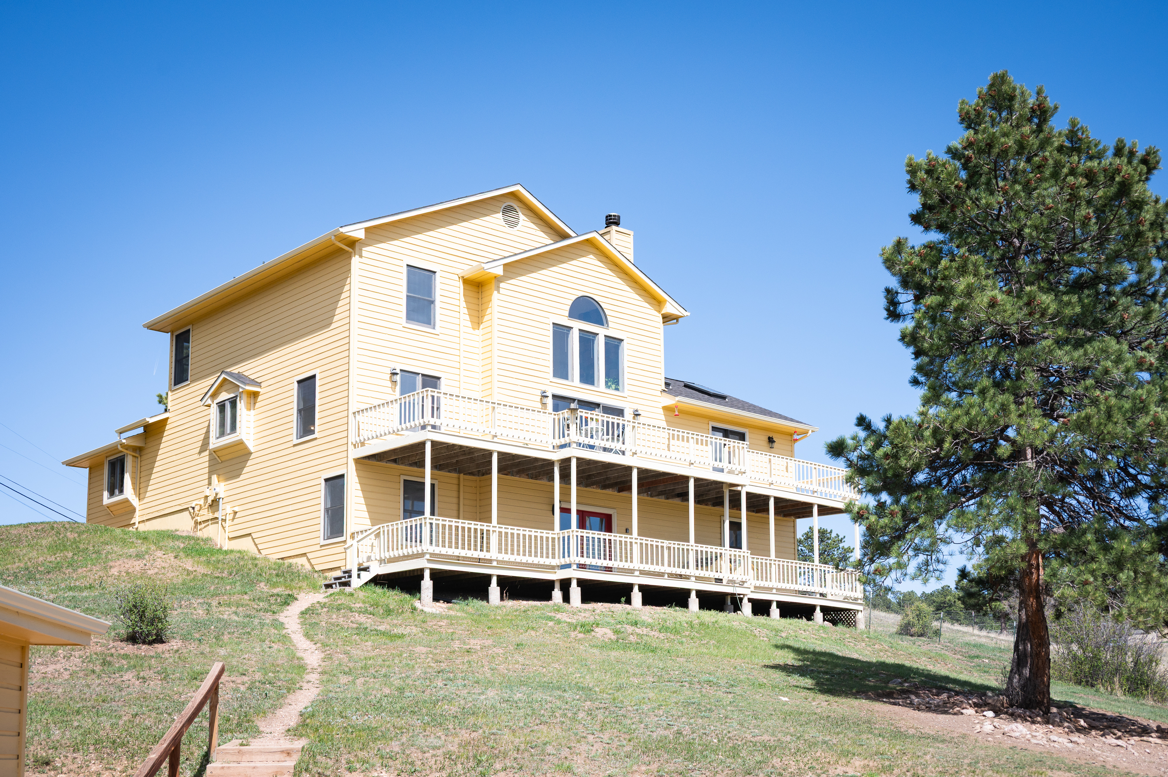  Tucked into the Foothills of the Rocky Mountains your majestic paradise awaits - 物件實景