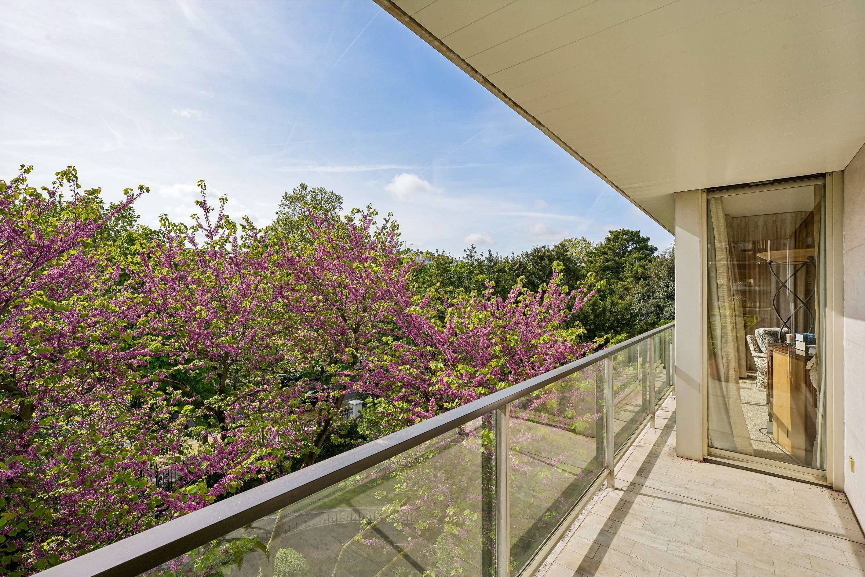  Rare 2-Bedroom Apartment with Balconies, Open Views, and Garage in Neuilly-sur-… - 物件實景