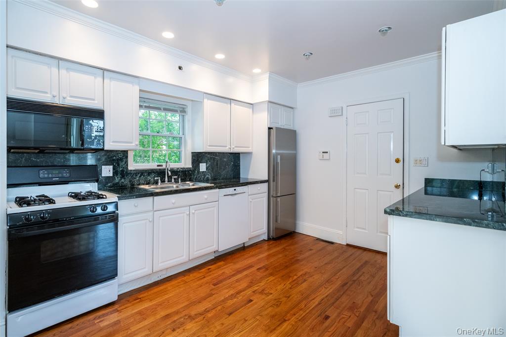 New Rochelle, New York, 10801, United States, 5 Bedrooms Bedrooms, ,4 BathroomsBathrooms,Residential,For Sale,2048483