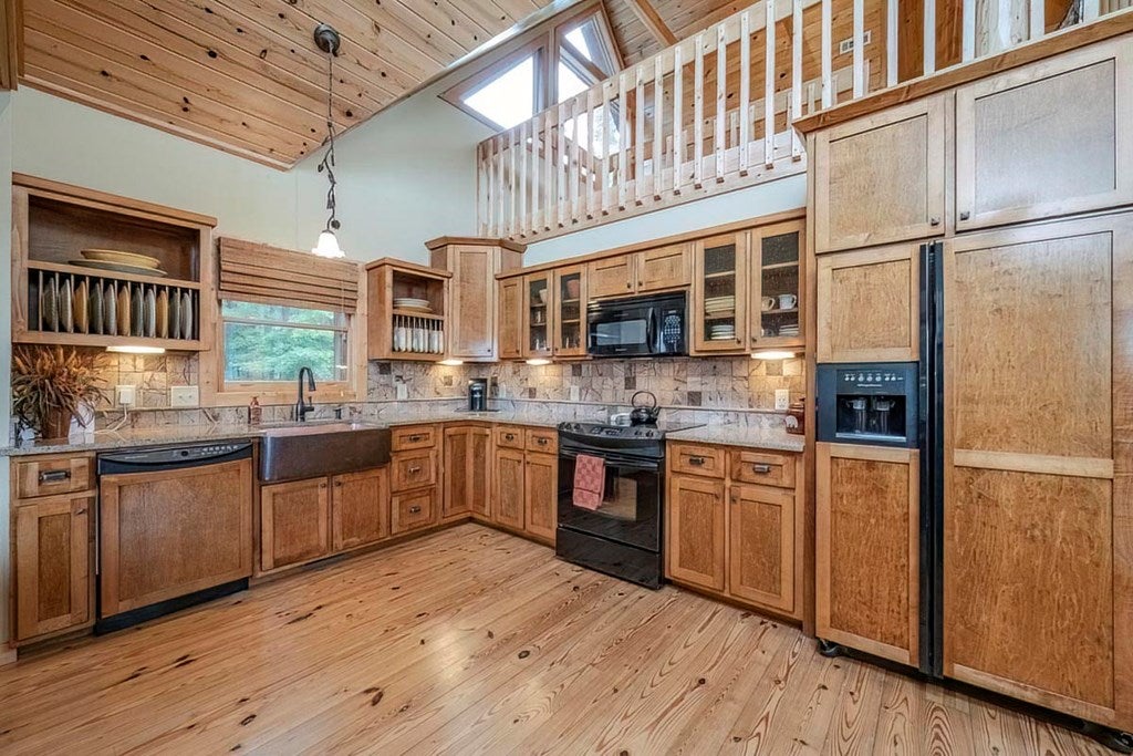Morganton, Georgia, 30560, United States, 3 Bedrooms Bedrooms, ,4 BathroomsBathrooms,Residential,For Sale,1826410