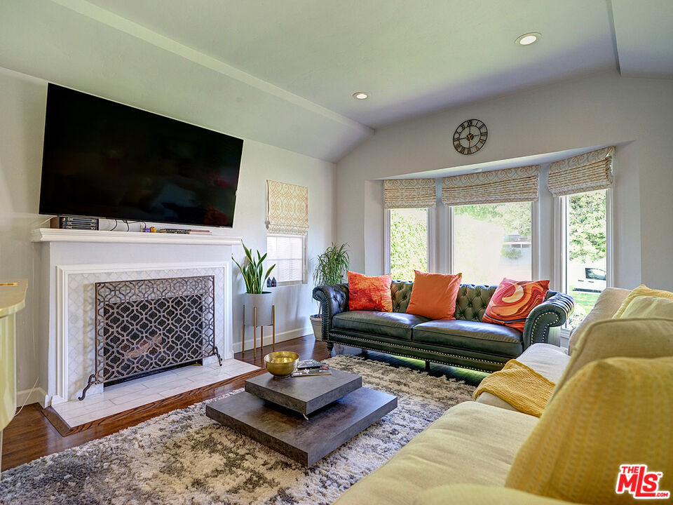 Los Angeles, California, 90019, United States, 4 Bedrooms Bedrooms, ,3 BathroomsBathrooms,Residential,For Sale,1924996