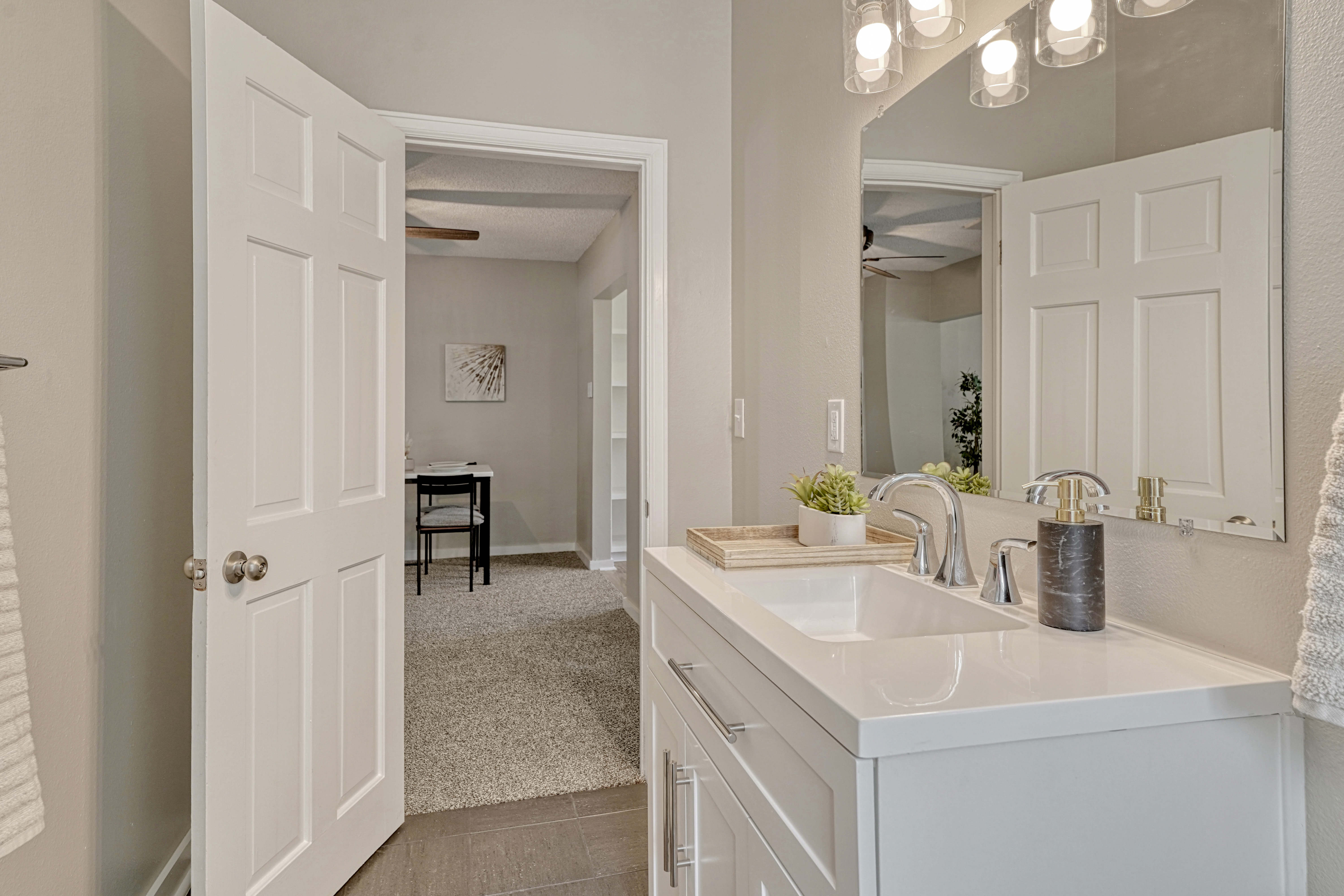  Welcome to This Beautifully Updated Home in Calvert Heights - 物件實景