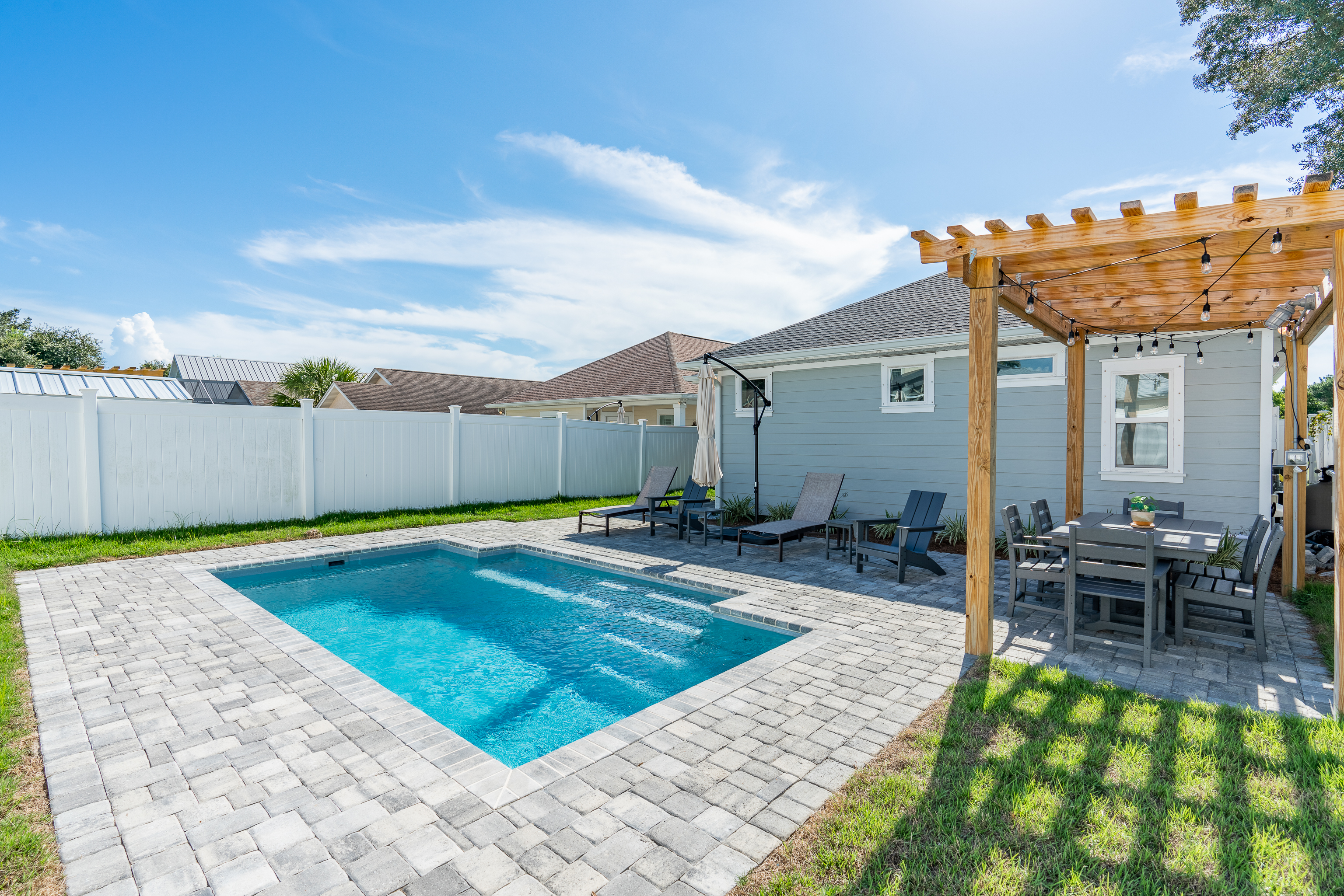  Rental-Ready Coastal Retreat with Heated Pool and No HOA - 物件實景