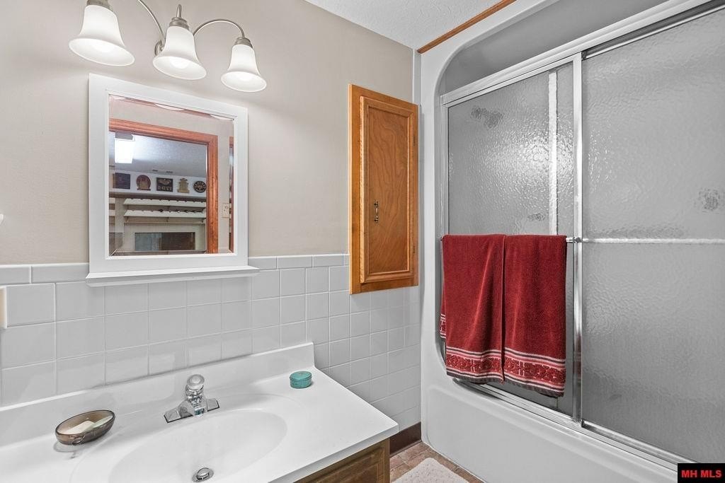 Mountain Home, Arkansas, 72653, United States, 3 Bedrooms Bedrooms, ,4 BathroomsBathrooms,Residential,For Sale,2036578