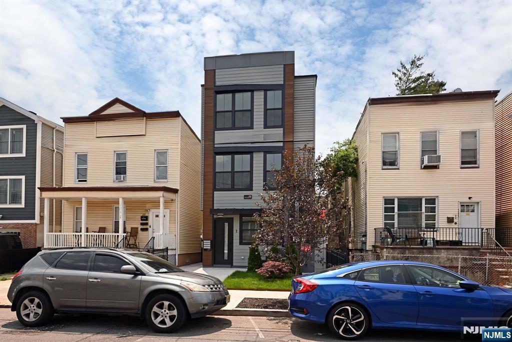 Jersey City, New Jersey, 07305, United States, 3 Bedrooms Bedrooms, ,2 BathroomsBathrooms,Residential,For Sale,1907522