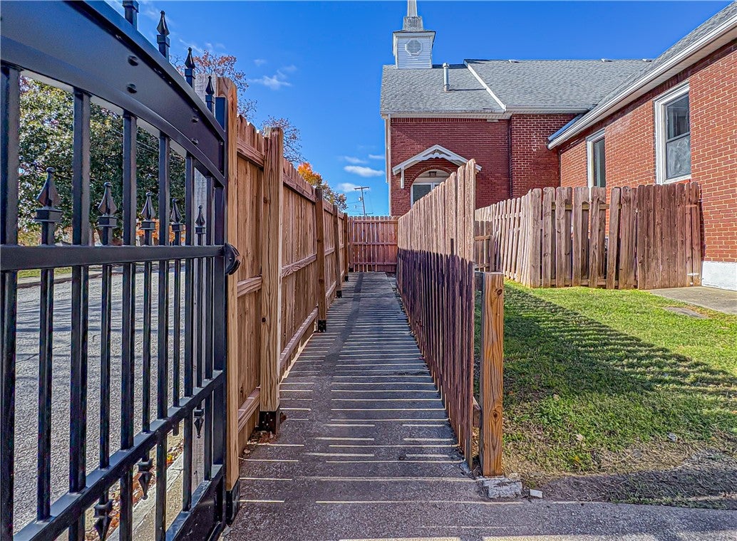 Berryville, Arkansas, 72616, United States, 3 Bedrooms Bedrooms, ,2 BathroomsBathrooms,Residential,For Sale,1994885