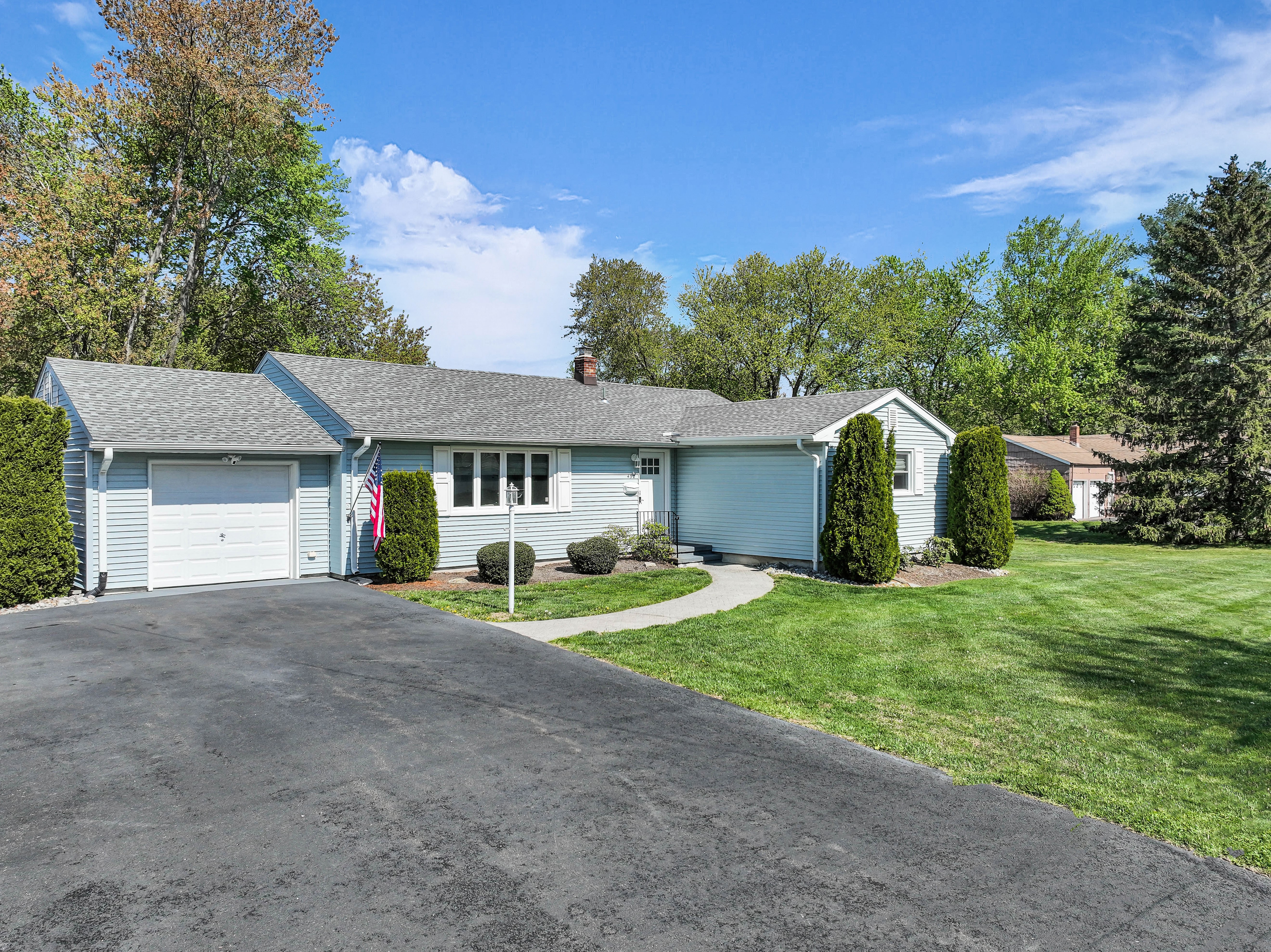  Welcome to this meticulously maintained charming 3-bedroom, 2-bathroom ranch, - 物件實景