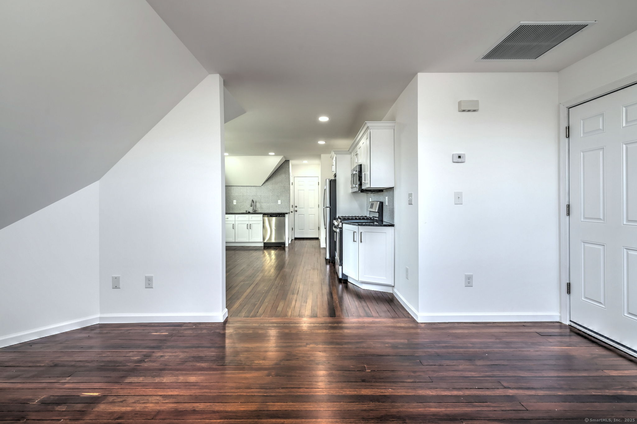 Hamden, Connecticut, 06514, United States, 8 Bedrooms Bedrooms, ,3 BathroomsBathrooms,Residential,For Sale,1940598
