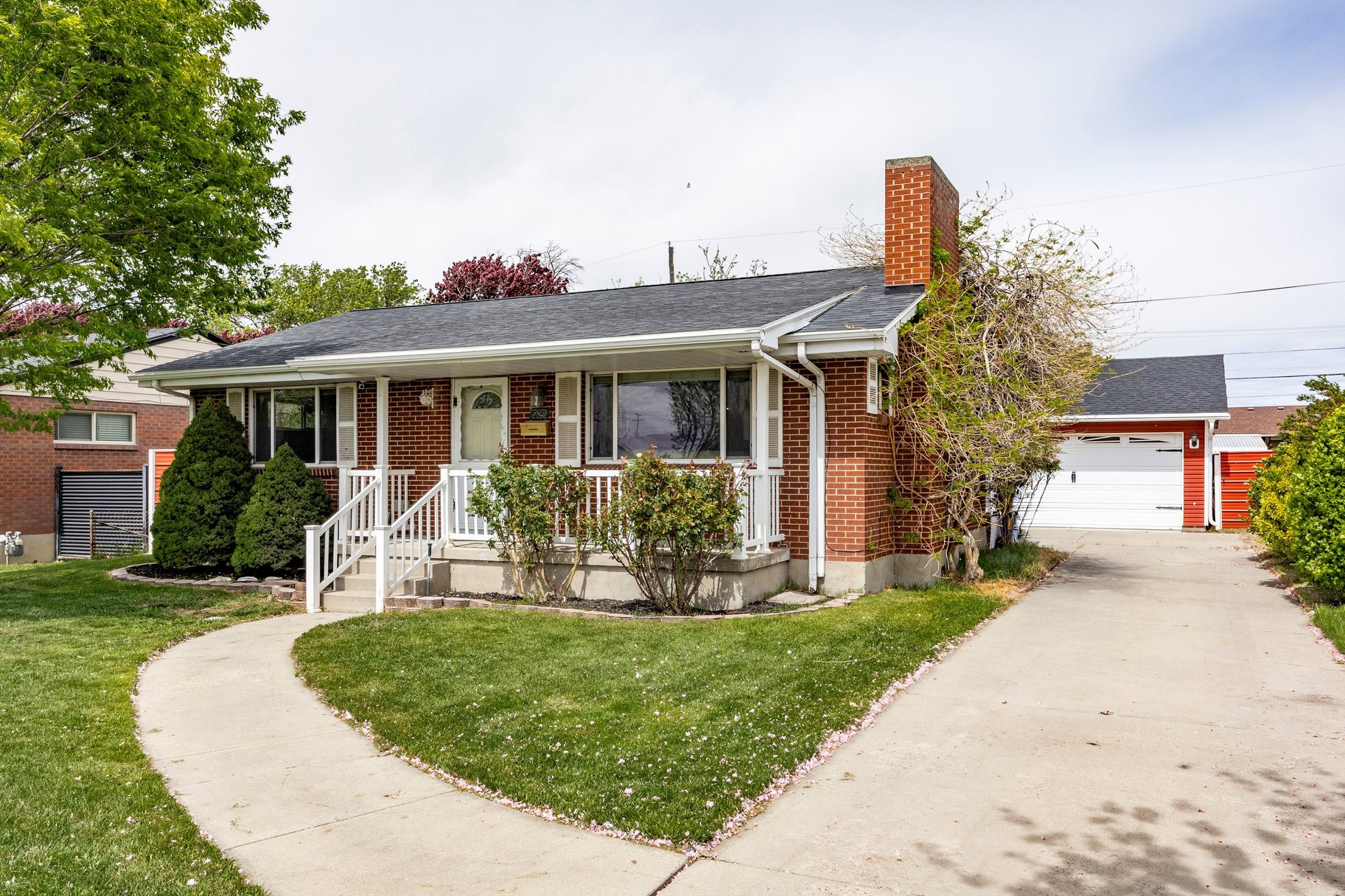  Charming Home with Detached Garage - 物件實景